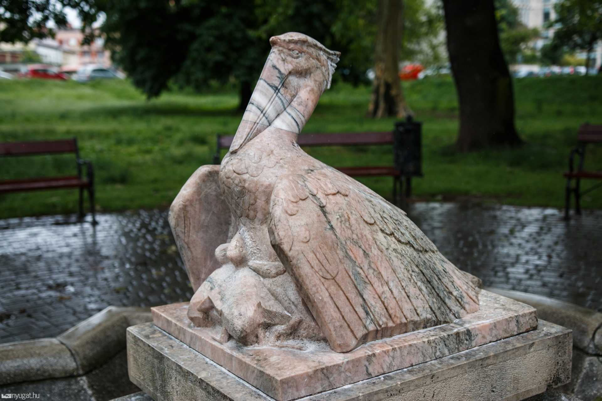 Pelikán szobor