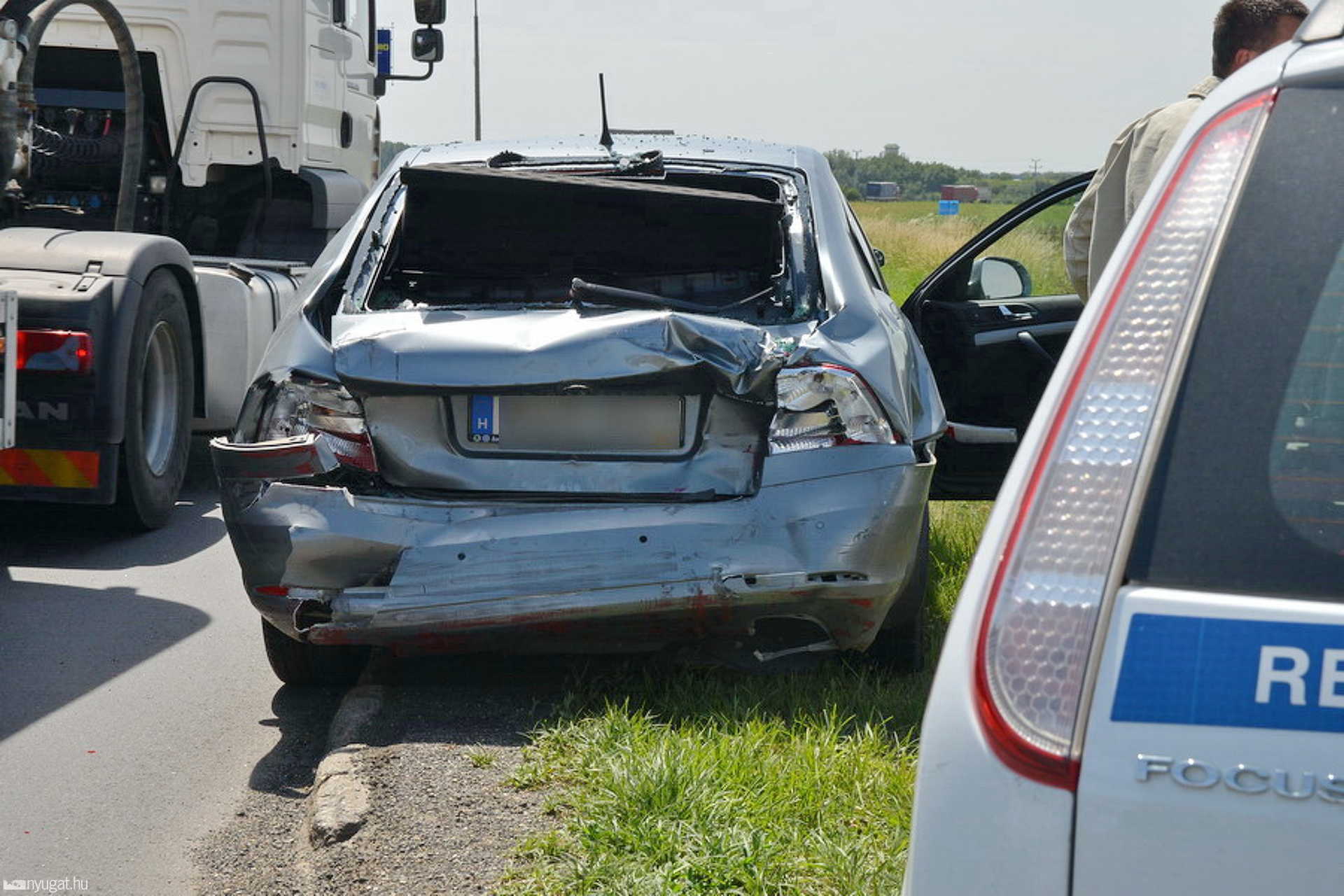 Pirosnál álló autóval ütközött egy kamion Szombathelyen, a 86-oson