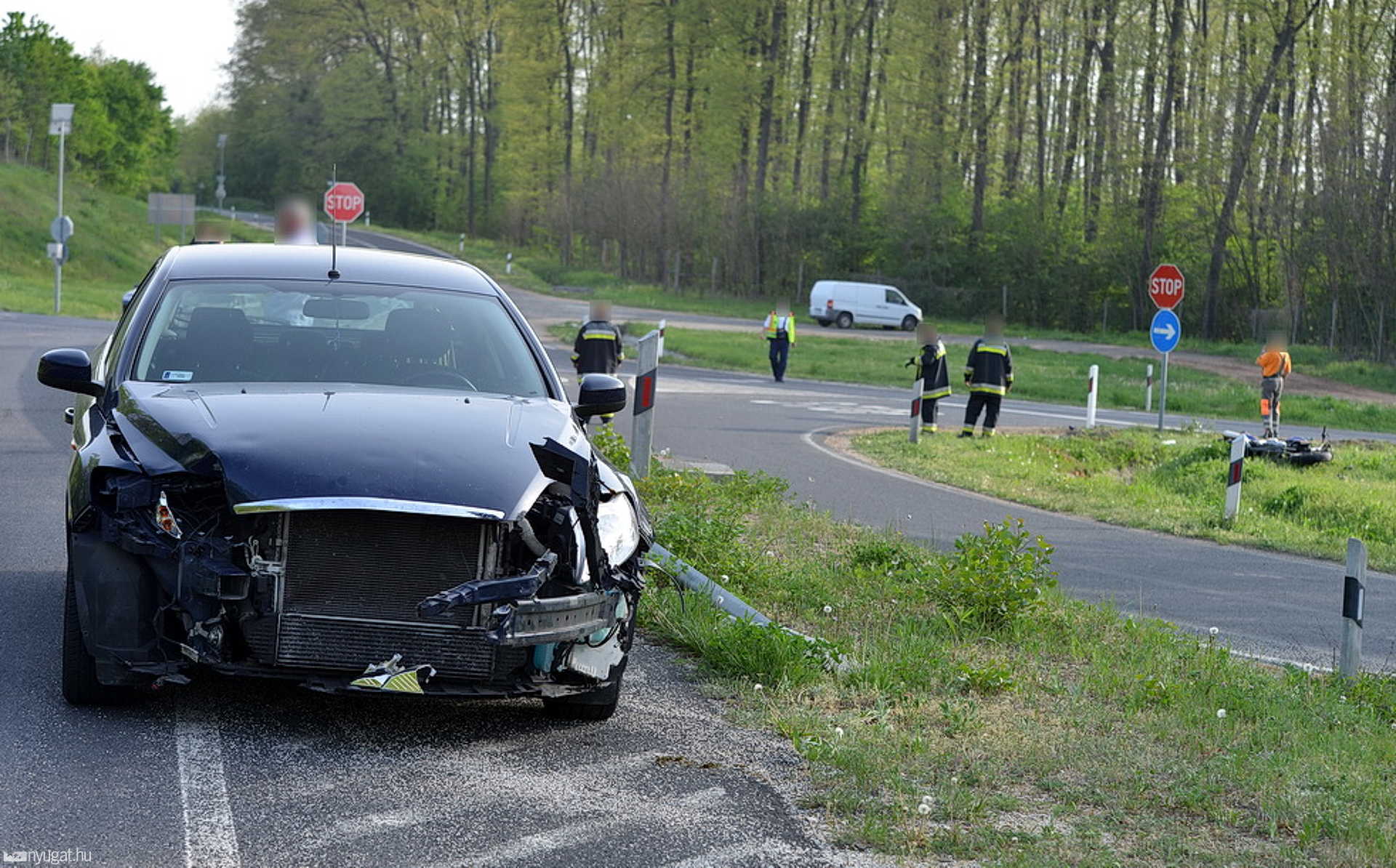 Főúton haladó motorral ütközött a Ford Sárvárnál