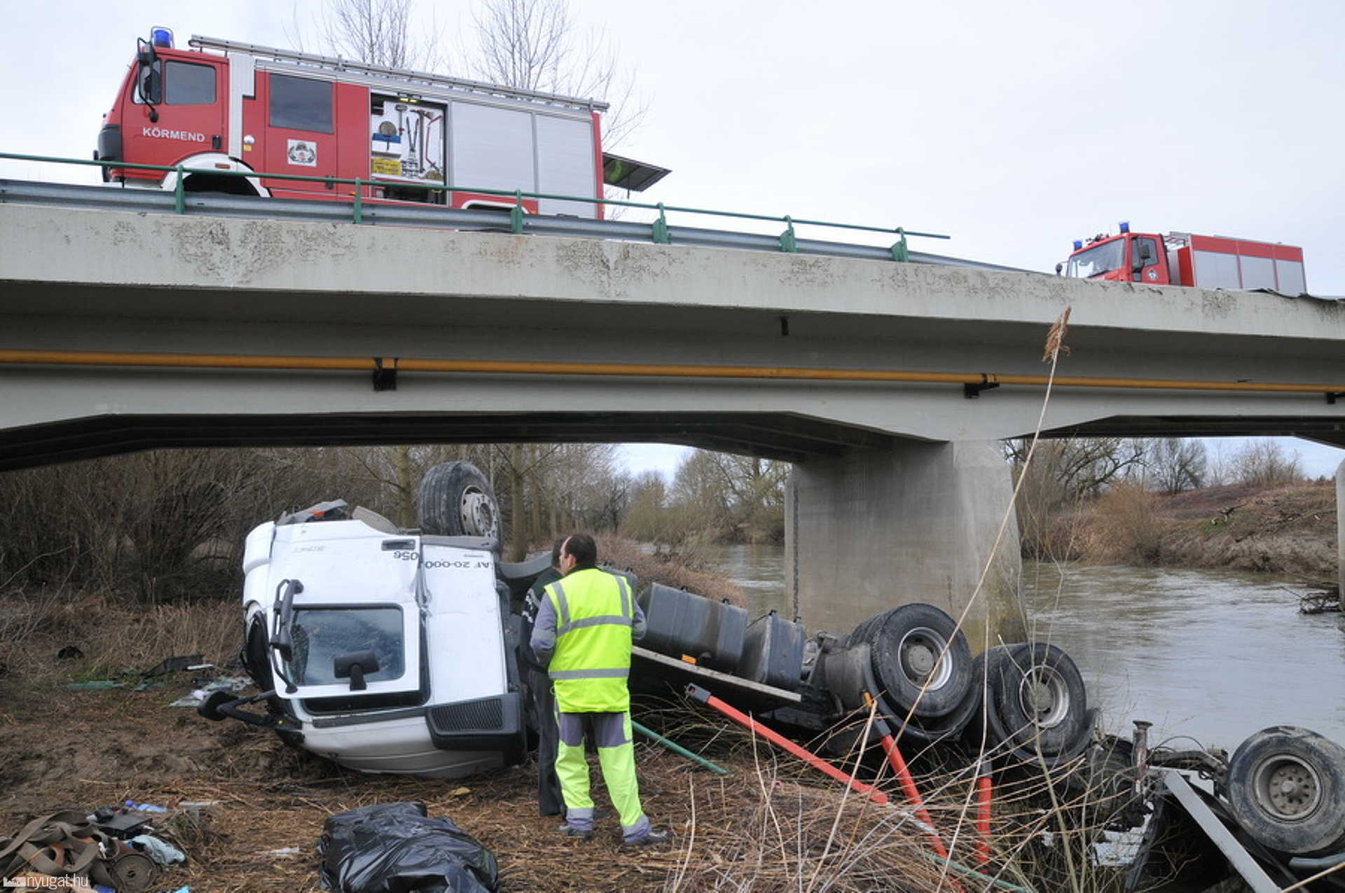 Rábába zuhant egy kamion Csákánydoroszlónál, a sofőr meghalt