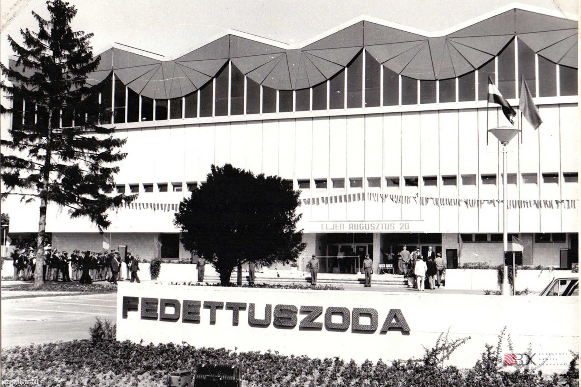 Fedett uszoda