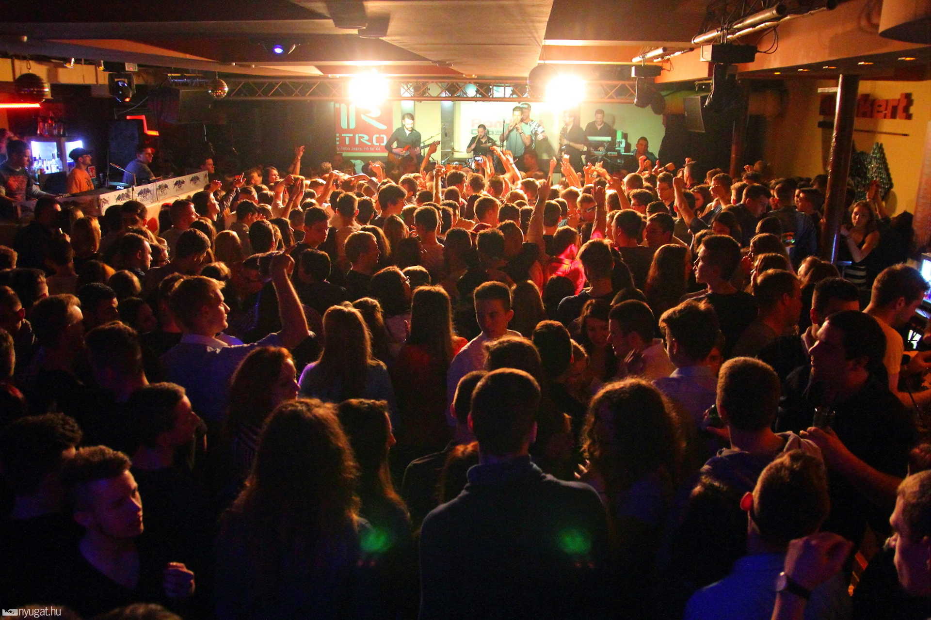 Wellhello koncert a Romkertben