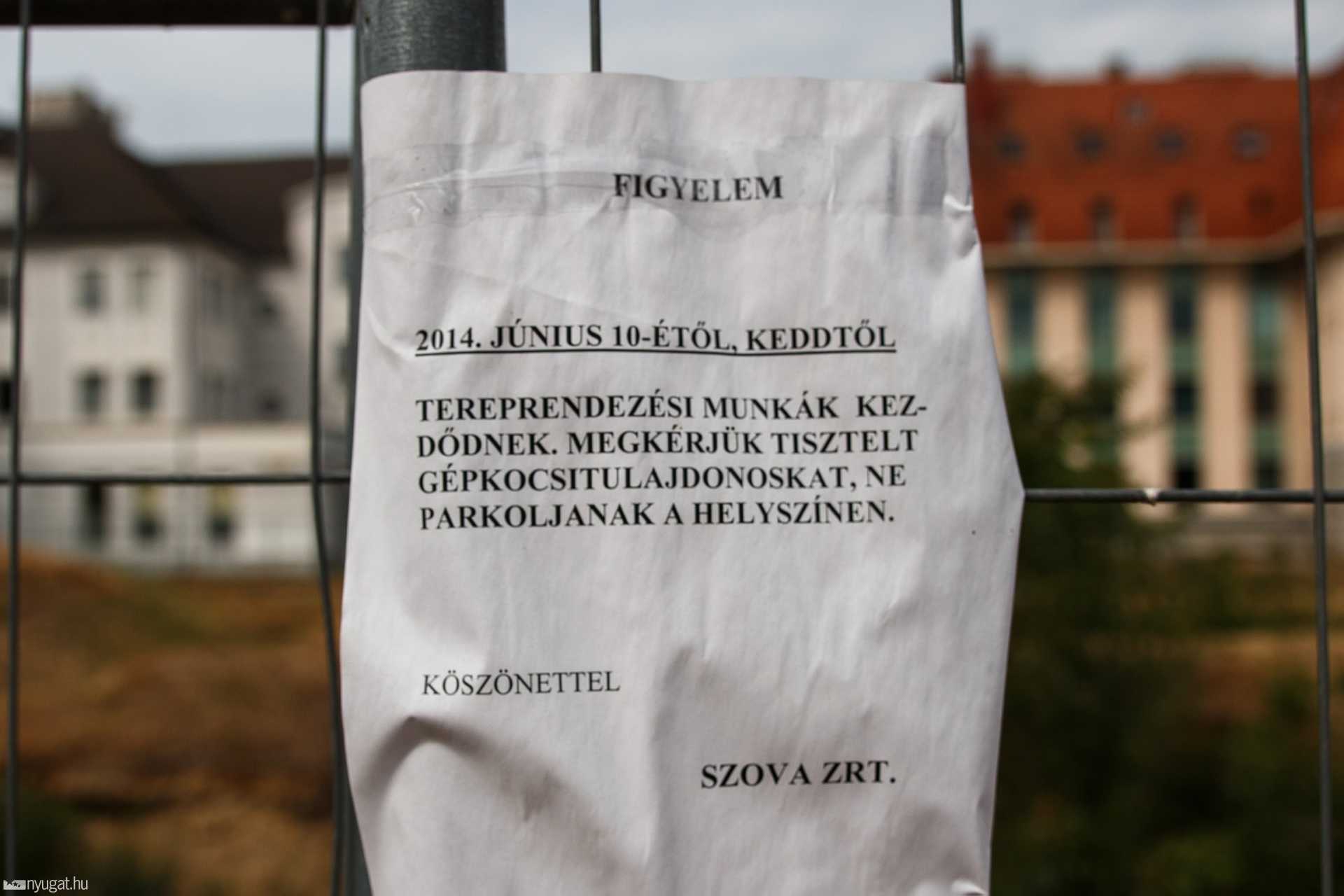 Parkolólemez melletti udvar