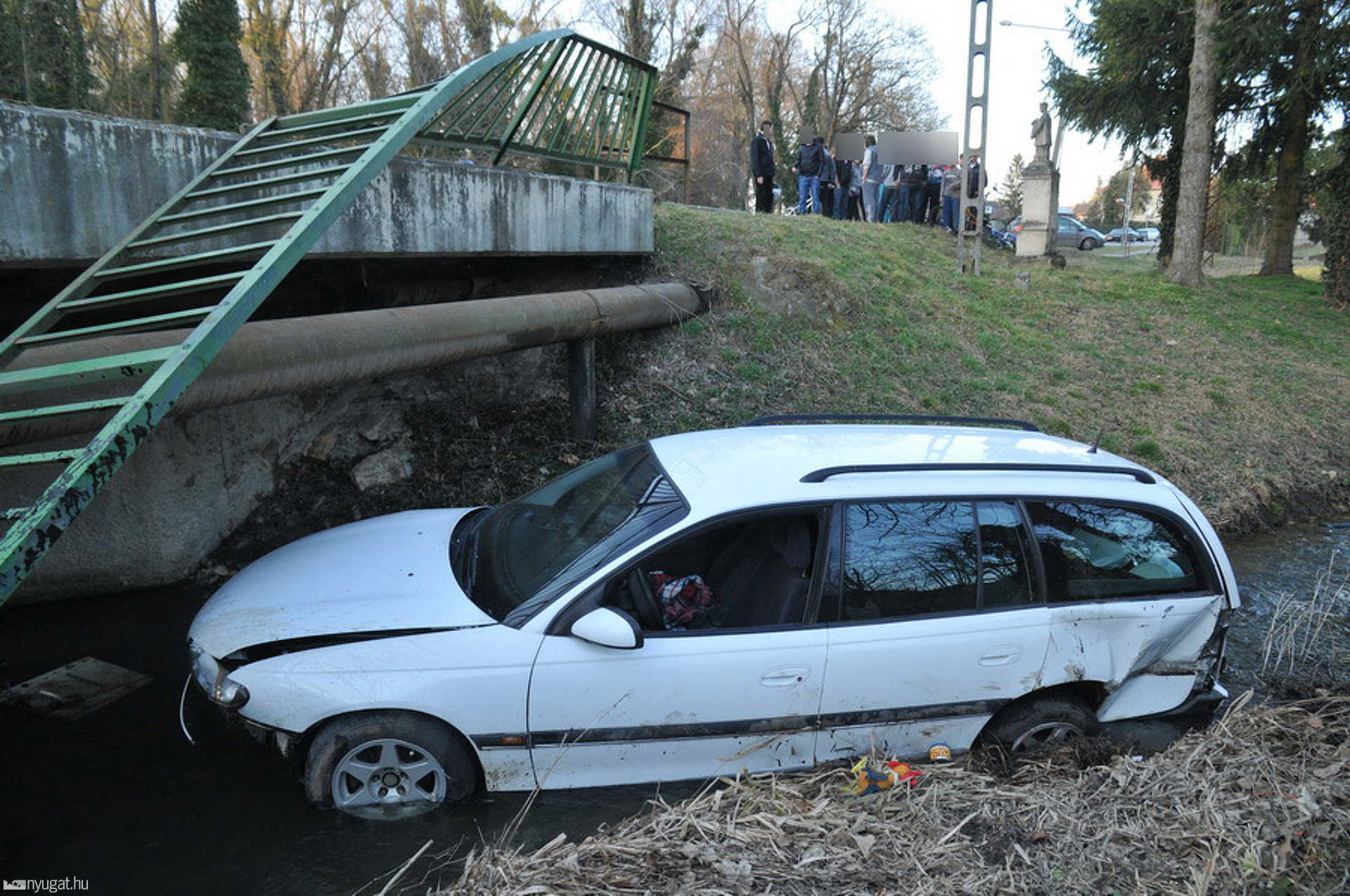 Patakmederbe zuhant az Opel Vépen