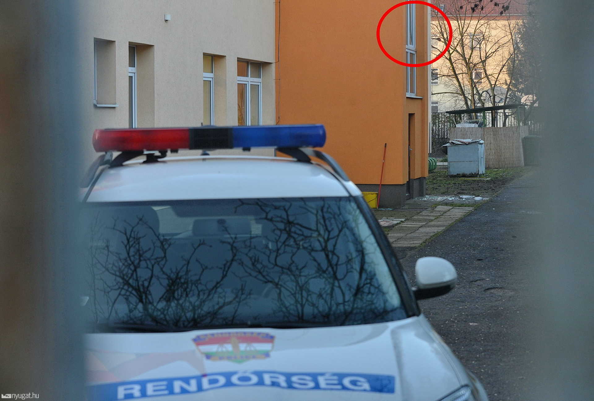 A jelzett részen hatolt be a betörő