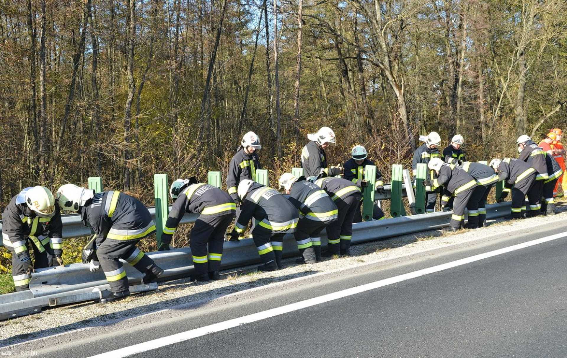 Tűzoltók bontották meg a 86-os főút szalagkorlátját