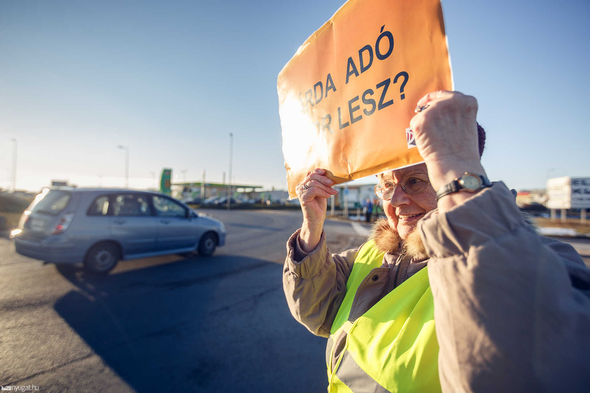 Demonstráció az útdíj ellen a Zanati úti körforgalomnál
