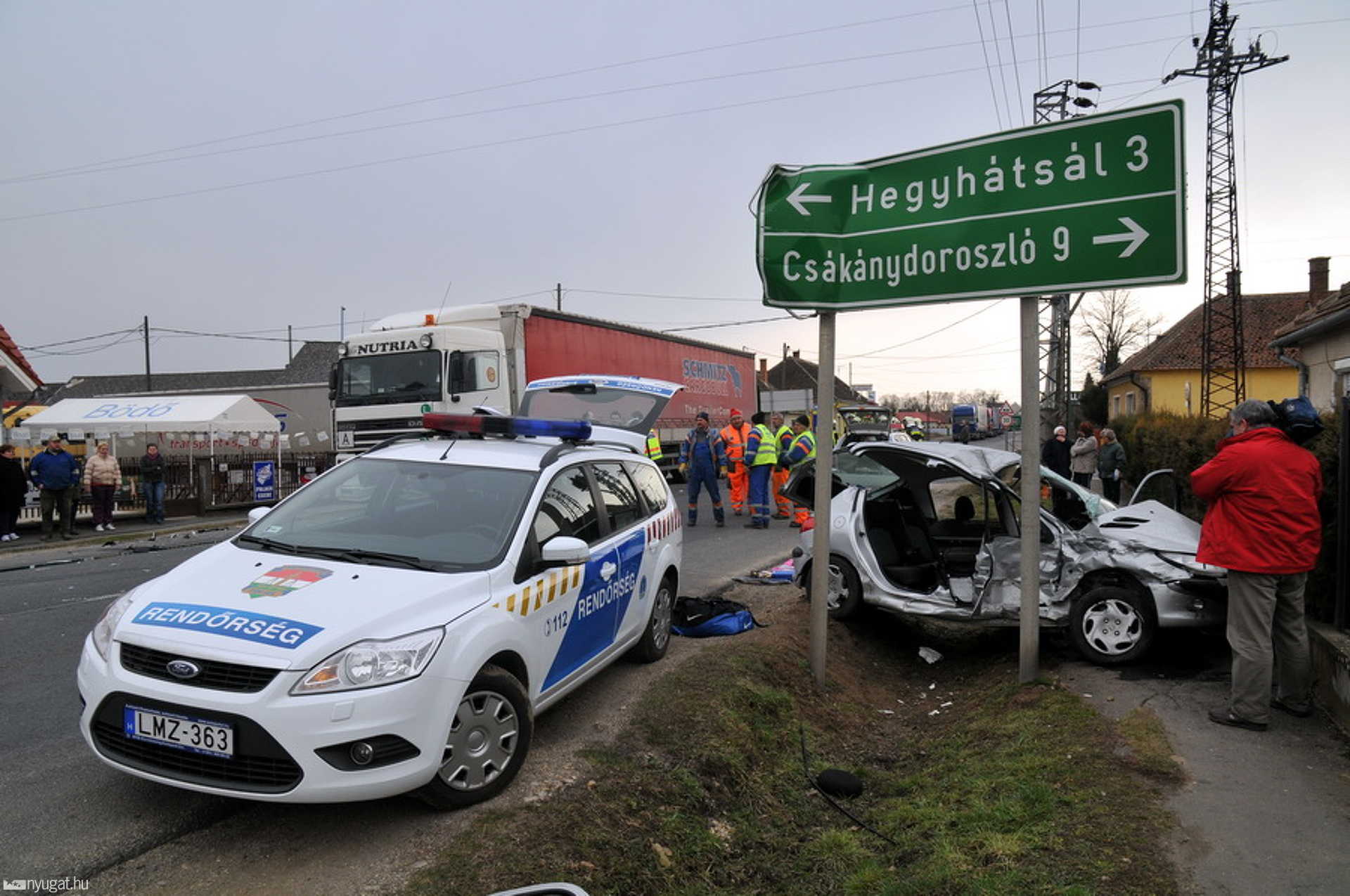 Kamion elé hajtott egy személyautó Nádasdon