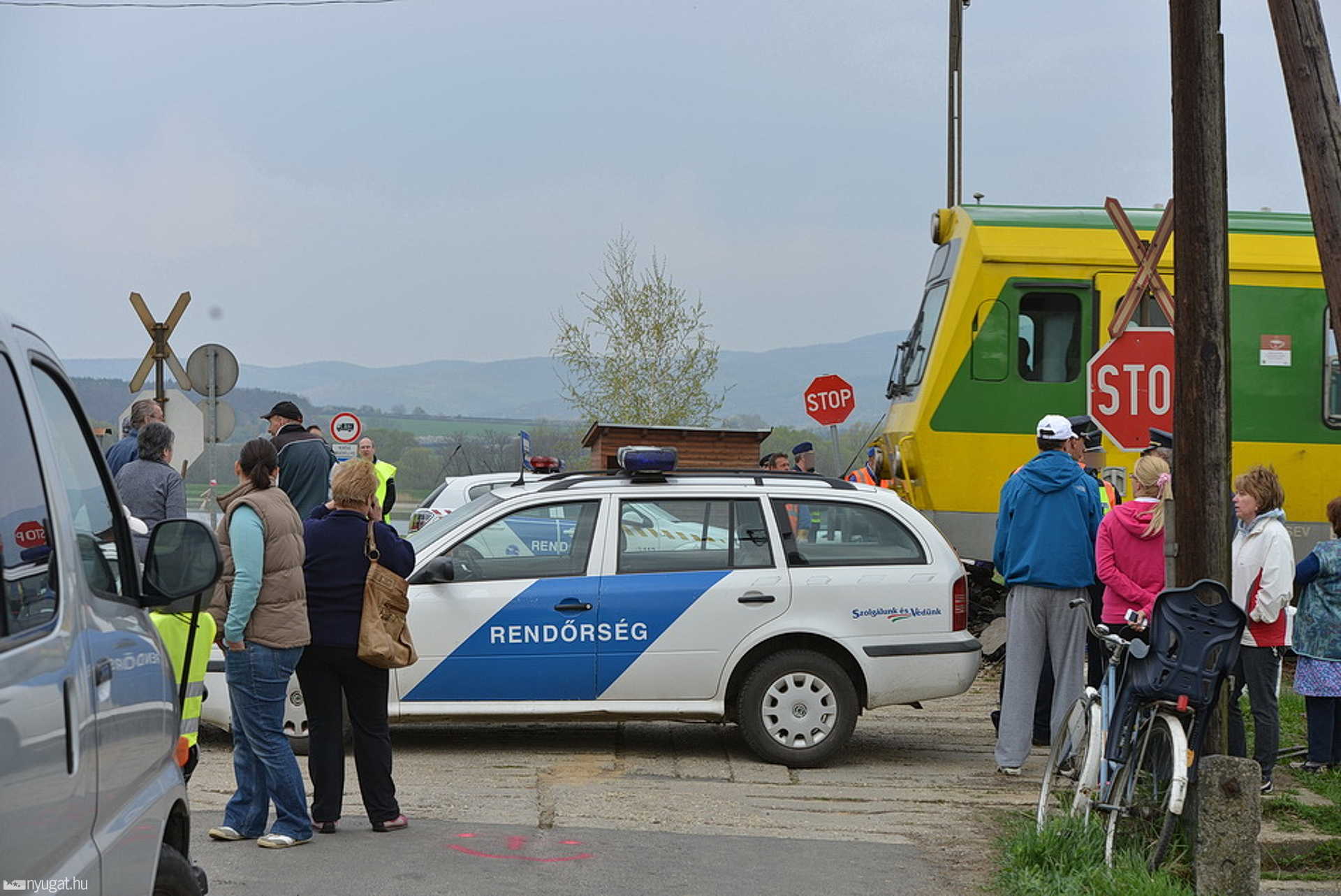 Tiltakozás a vasúti átjárónál a lezárás miatt Kőszegfalvánál