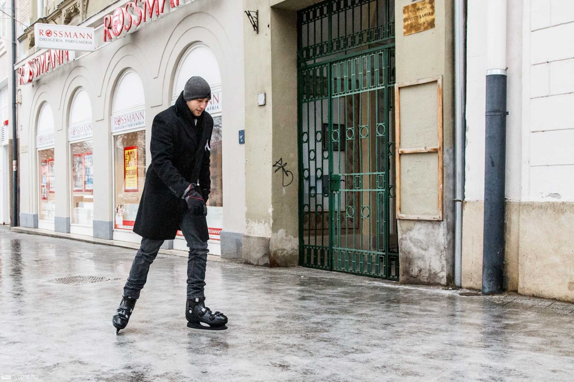 Unger Márton korcsolyázik a Fő téren