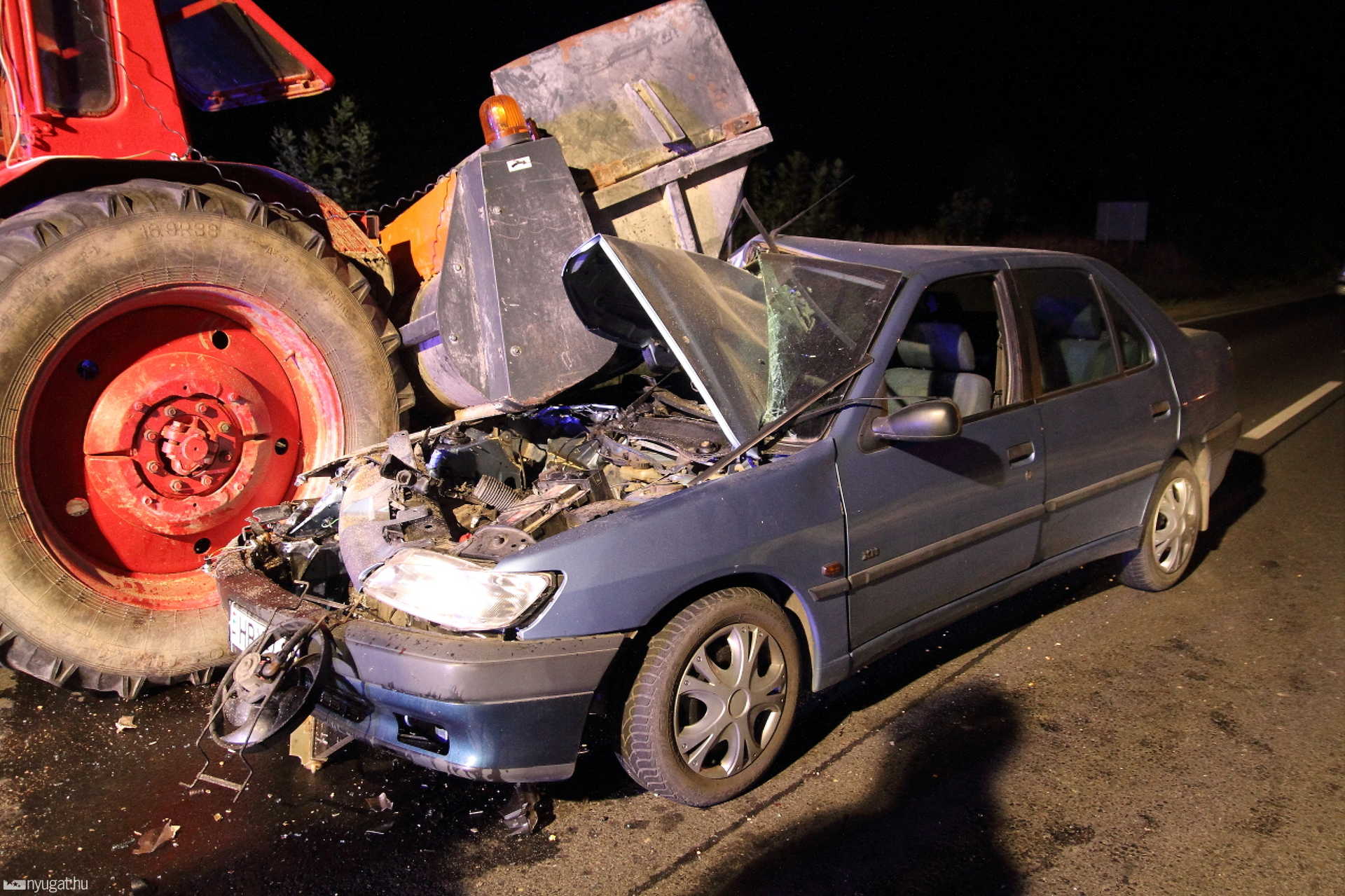 Traktornak hajtott az ittas sofőr a 86-os úton