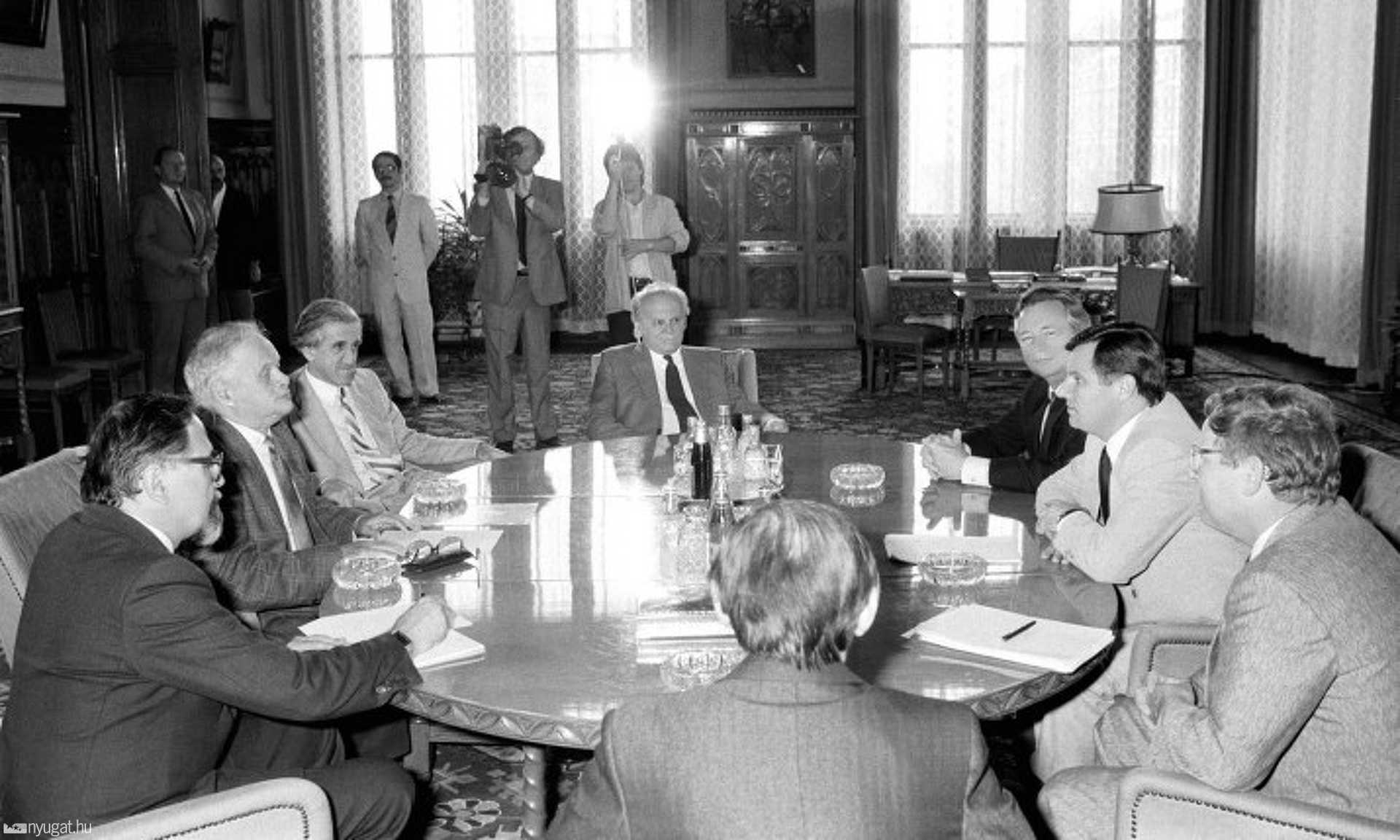 •  Budapest, 1989. június 8. Mécs Imre, Vásárhelyi Miklós, Hegedüs B. András és Göncz Árpád, a Történelmi Igazságtétel Bizottság