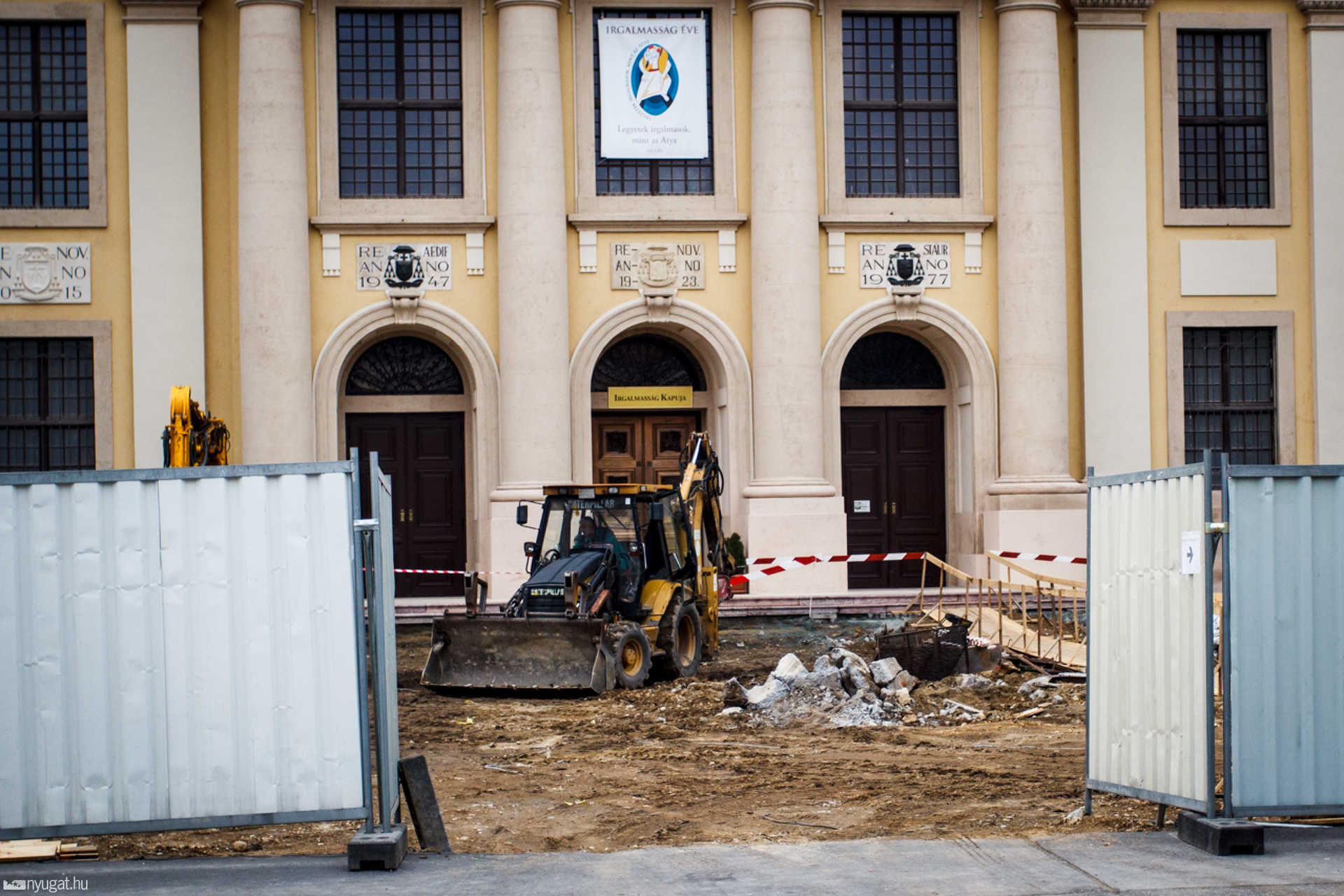 A Püspöki palota és a Nagytemplom előtti tér felújítása