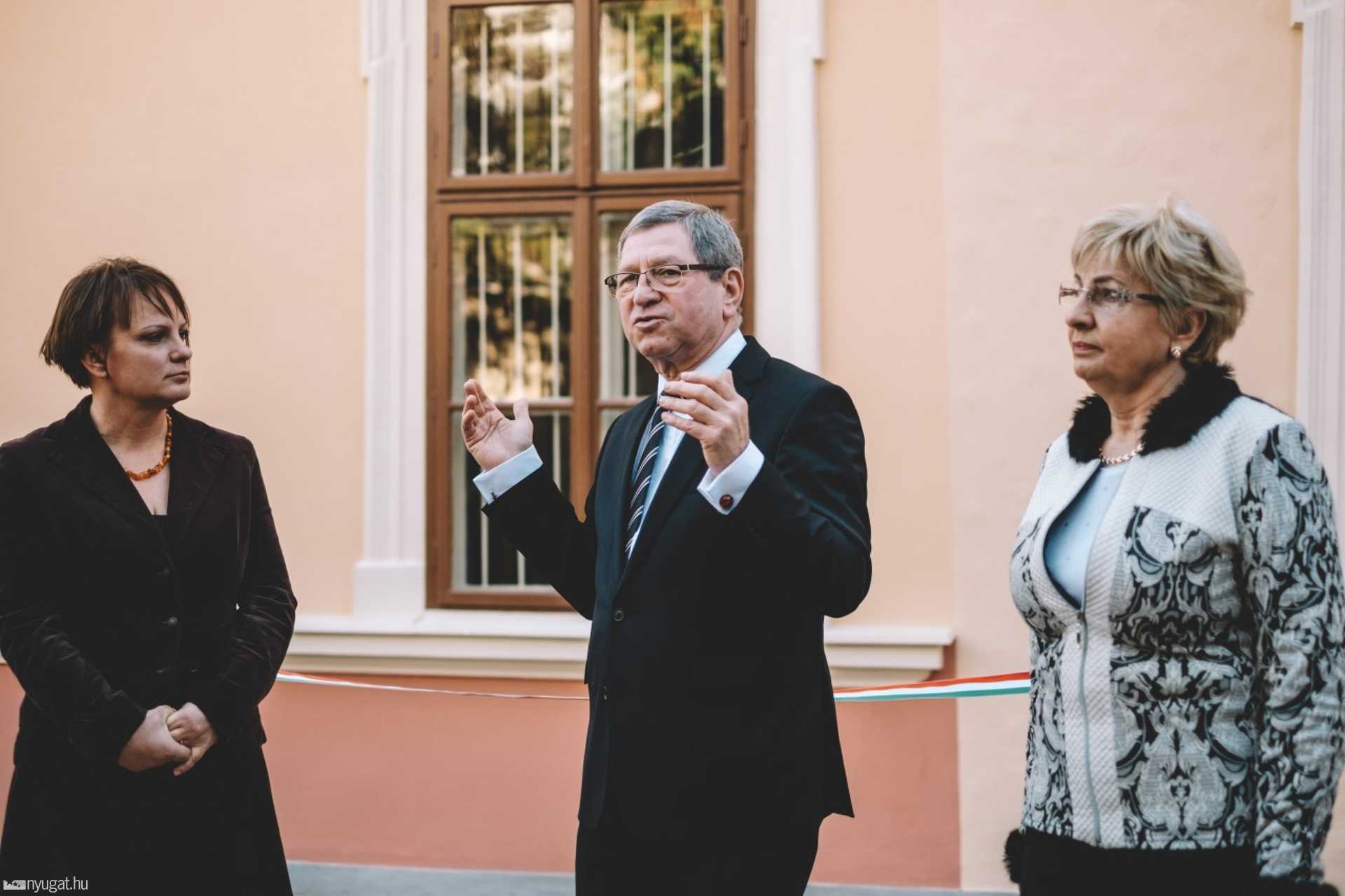 Smidt Múzeum homlokzatátadó