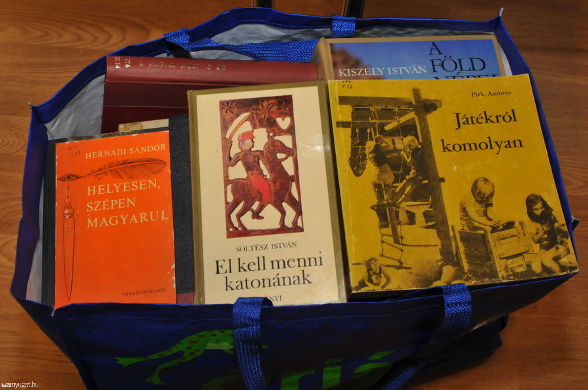Félszáz könyv 10 ezer forintért