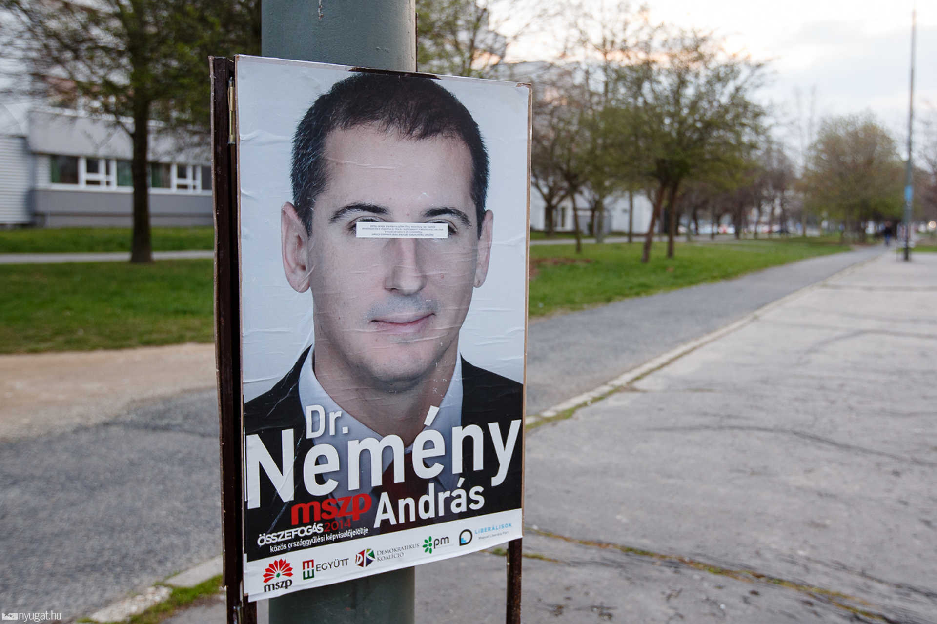 Leragasztott Nemény-plakátok