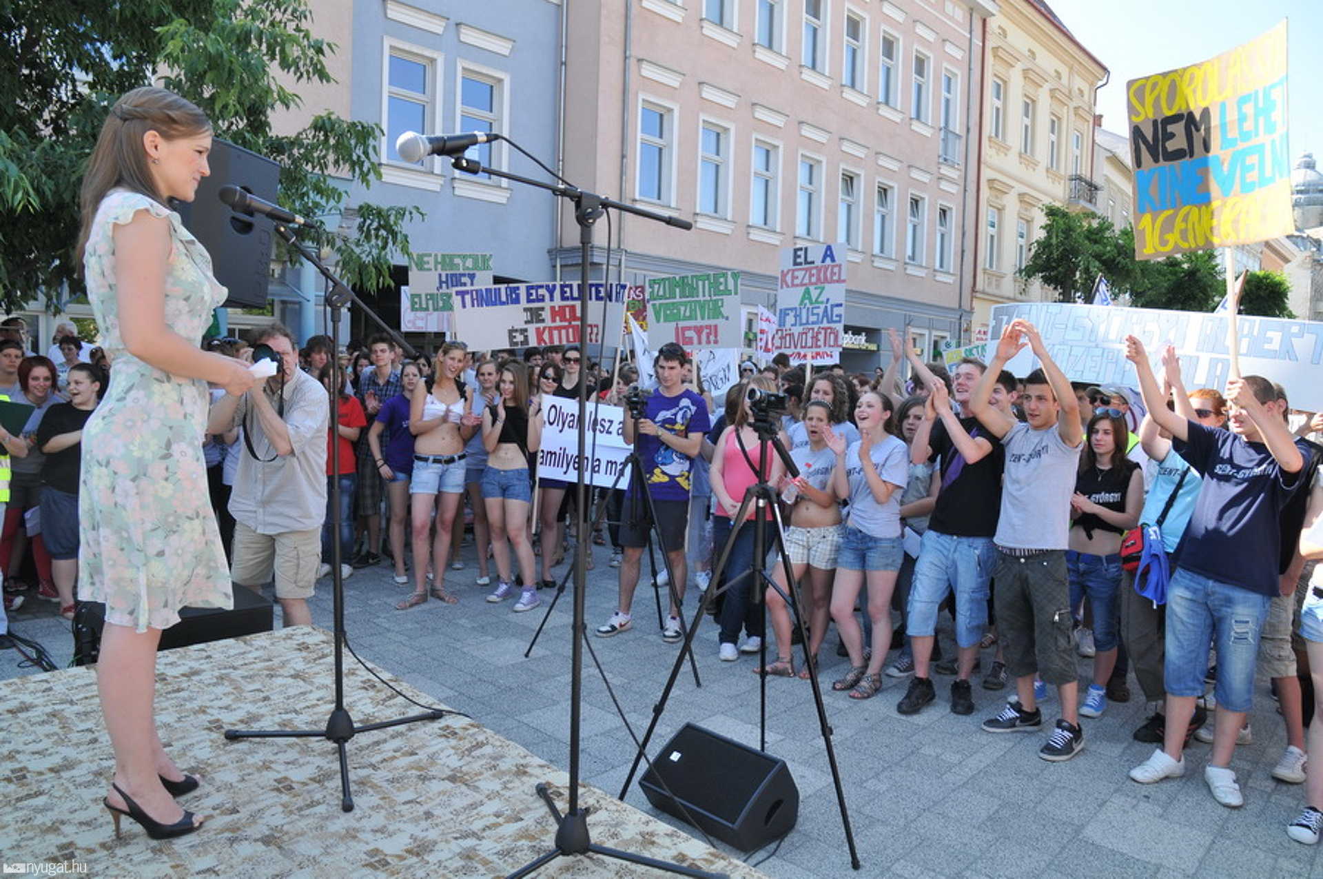 Iskolájukért demonstráltak a Szent-Györgyi Gimnázium  diákjai és tanárai Szombathelyen