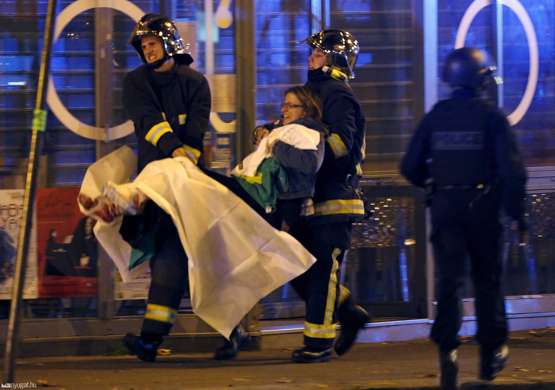 Tűzoltók mentenek egy sérültet a Bataclan közelében