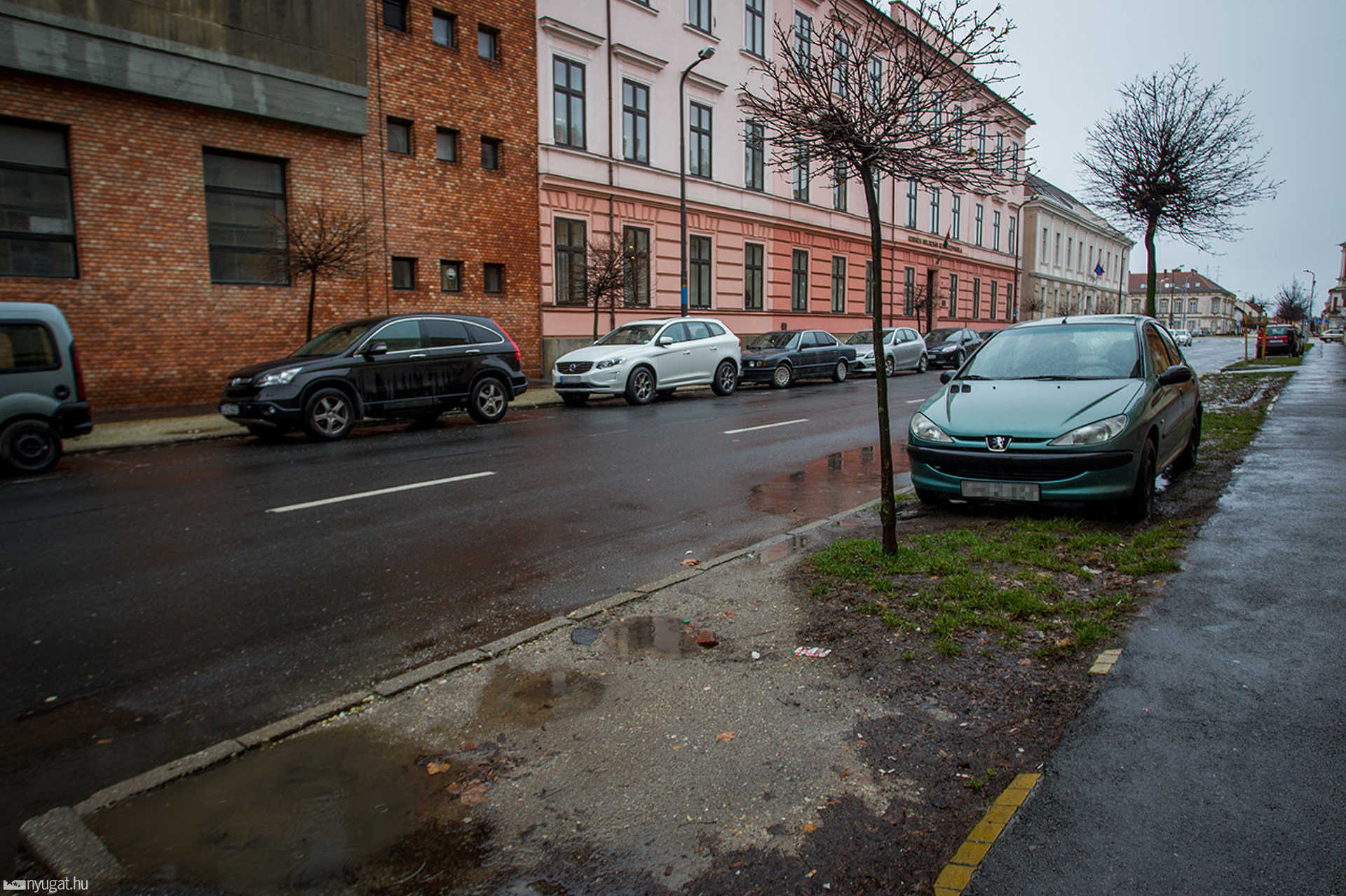 Szabálytalan parkolás a Zrínyi utcában