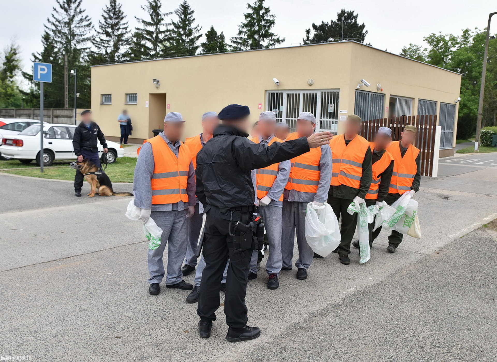 Elítéltek szedtek szemetet Szombathely határában