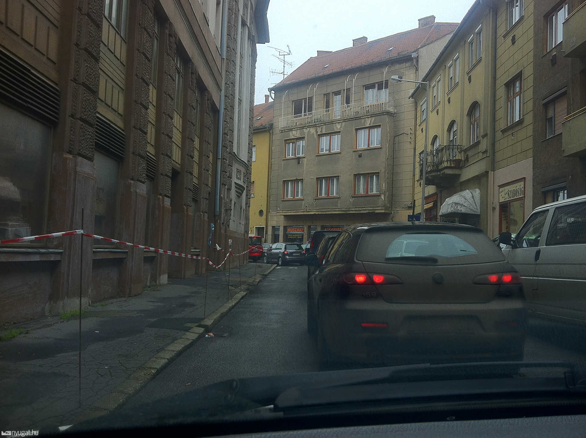 Karácsonyi nyüzsgés az utakon: Mártírok tere