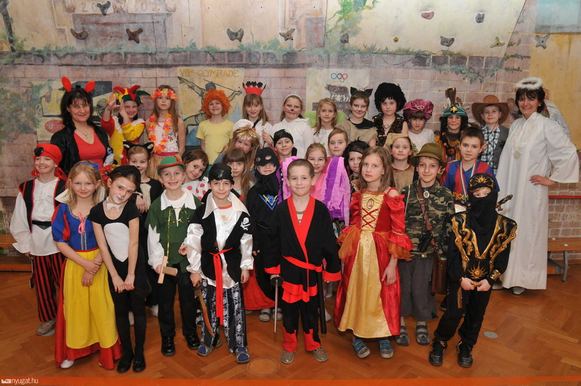 Jelmezes farsangi bál a Bolyaiban - Szombathely, 2011.