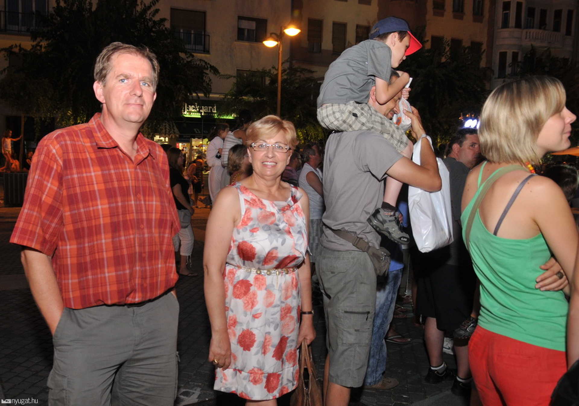 A Fő téri szökőkút megálmodója (balra)