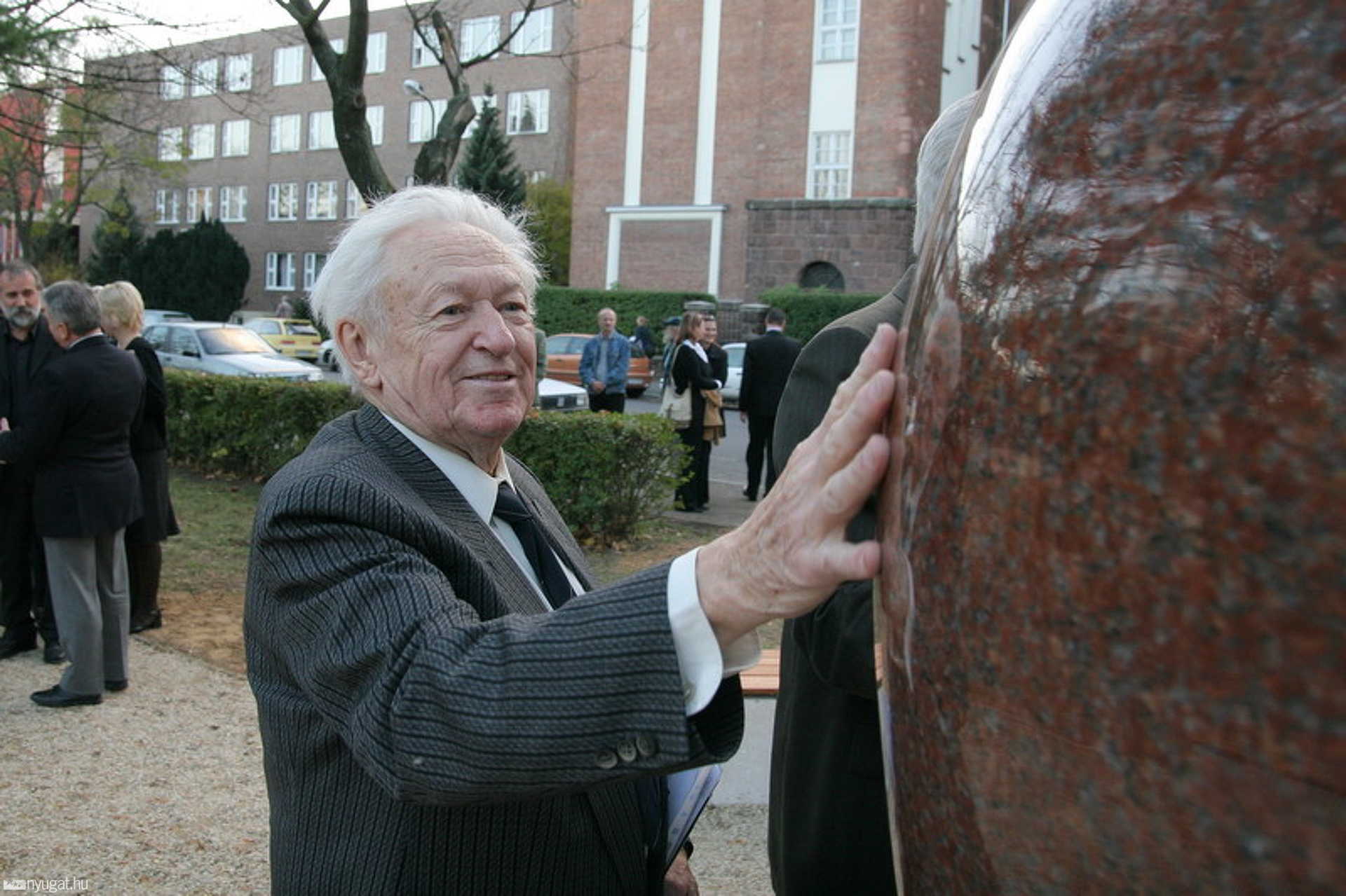 Felavatták a forgatható alma szobrot az egyetemnél