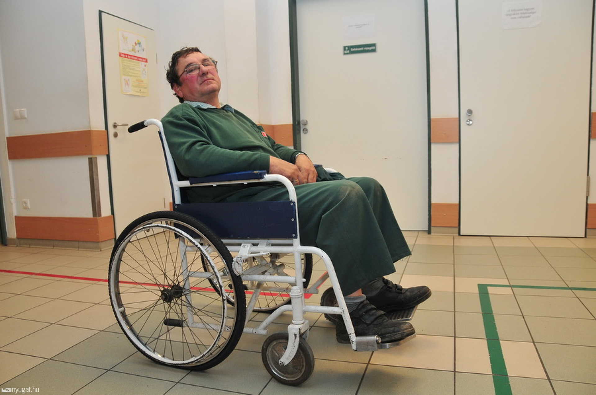 A megtámadott képviselő a kórház sürgősségi tömbjében