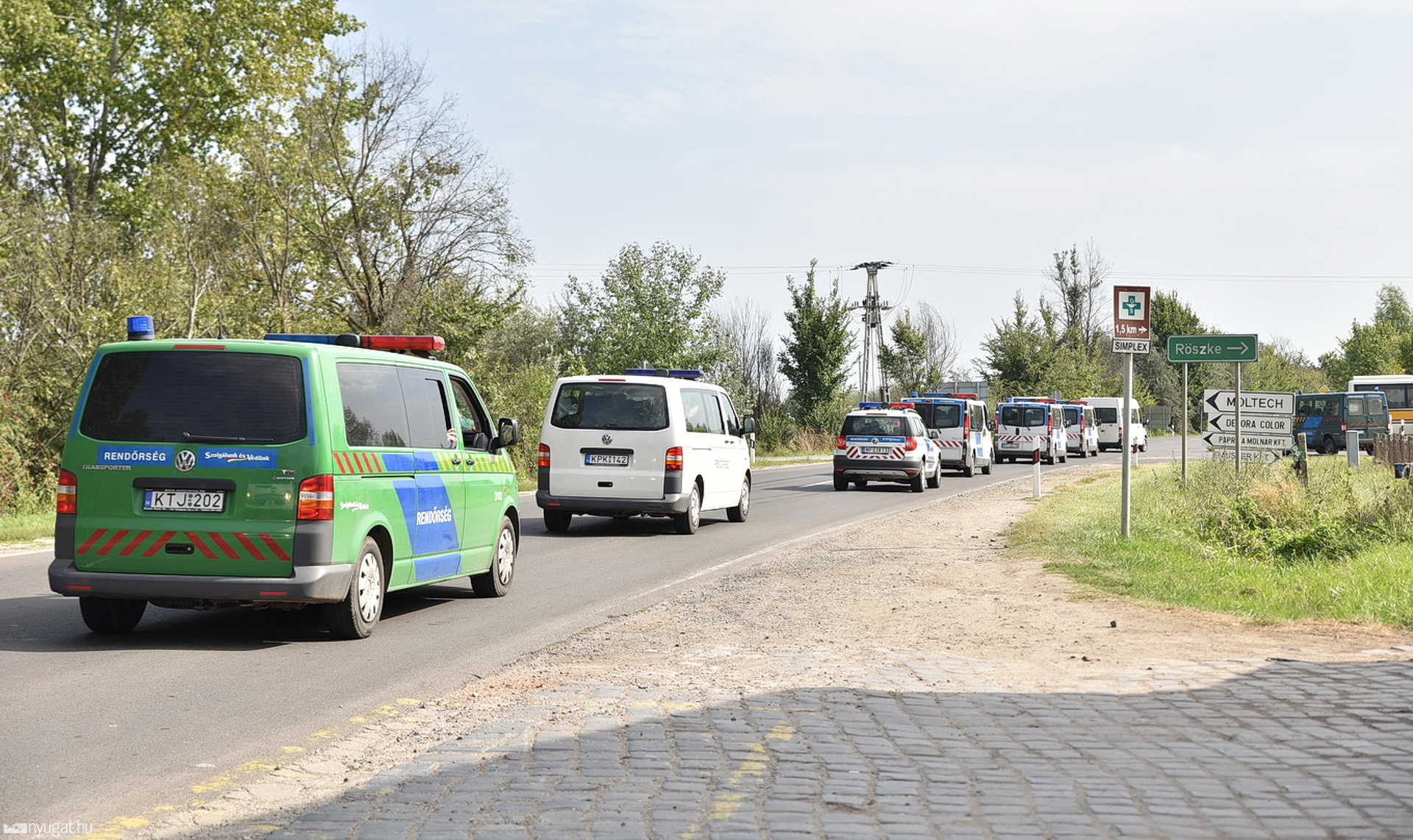 A válsághelyzet kihirdetésekor, a határ magyar oldalán, Röszkénél - 2015.09.15.