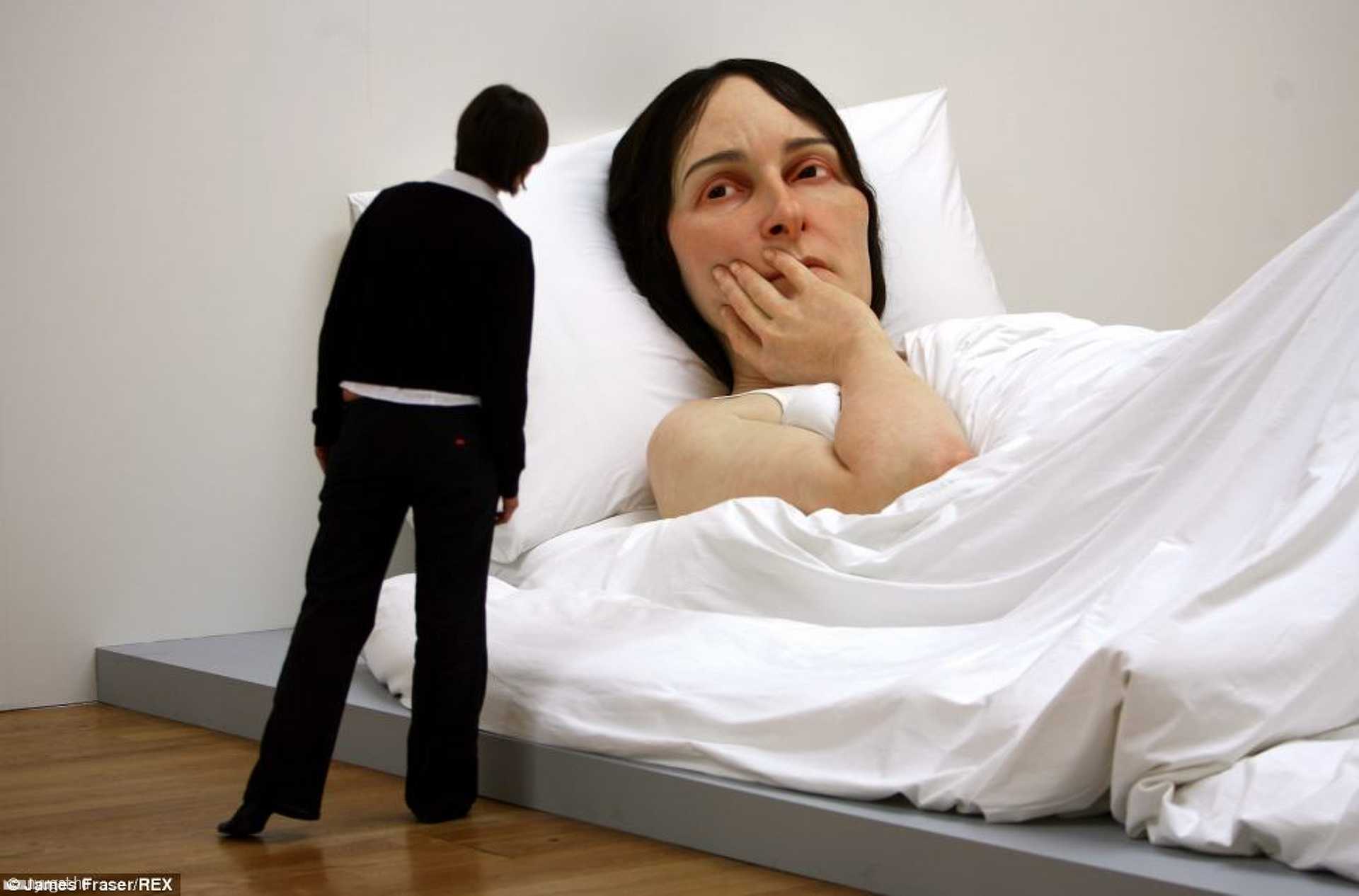 Ron Mueck hiperrealista szobrai
