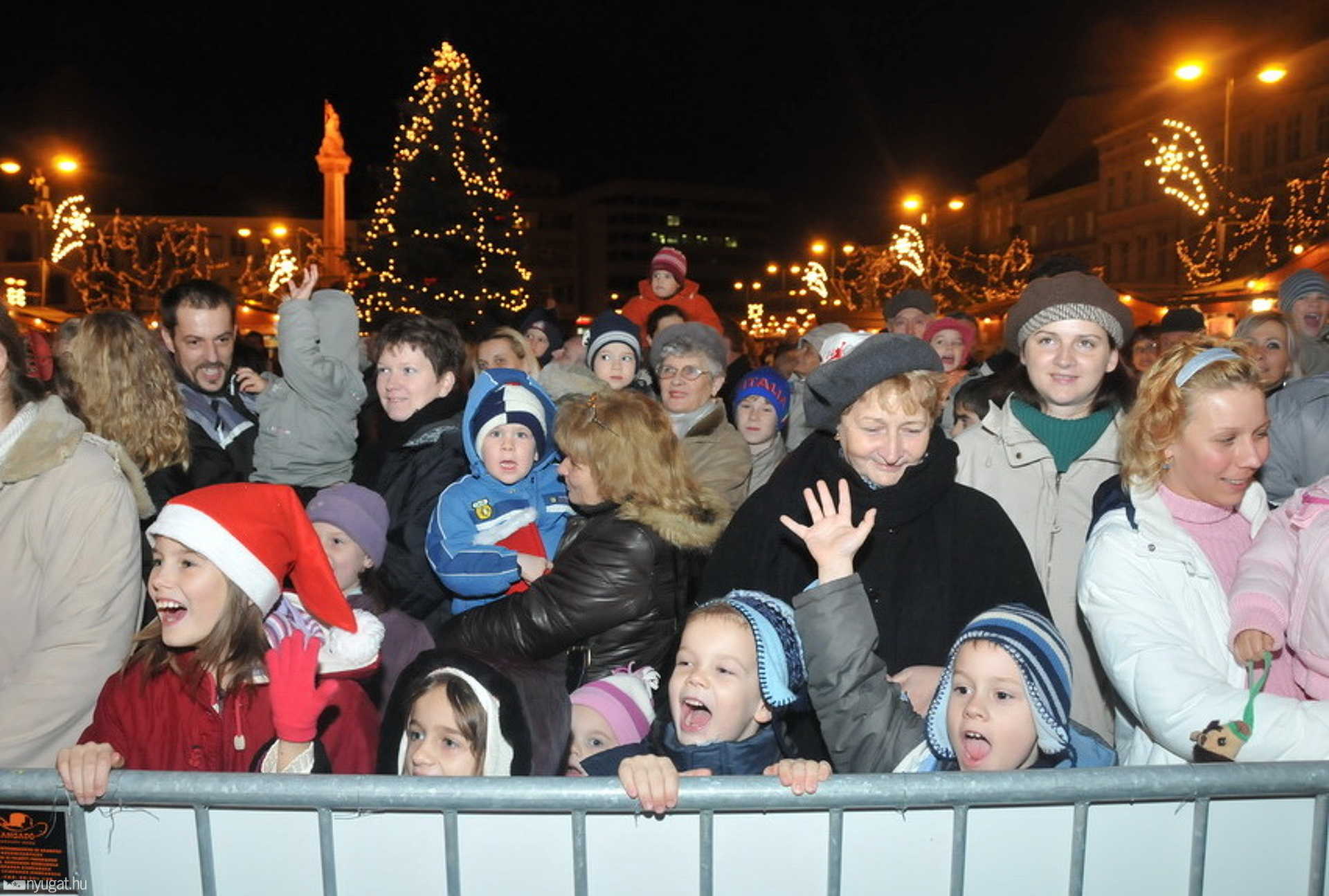 Mikulásra váró gyerekek a Fő téren