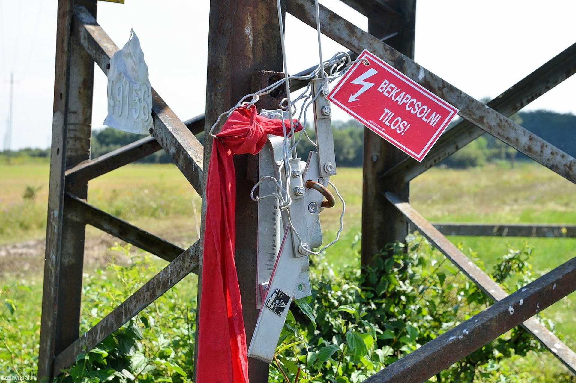 Öt villanyoszlop dőlt ki a viharban Narda mellett