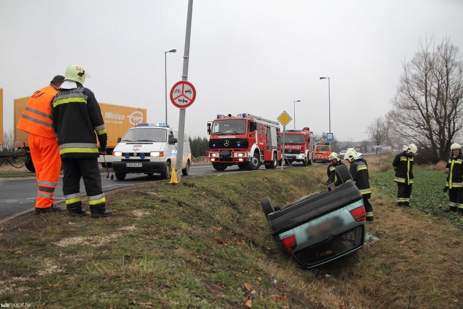 Felborult egy autó a 87-es úton