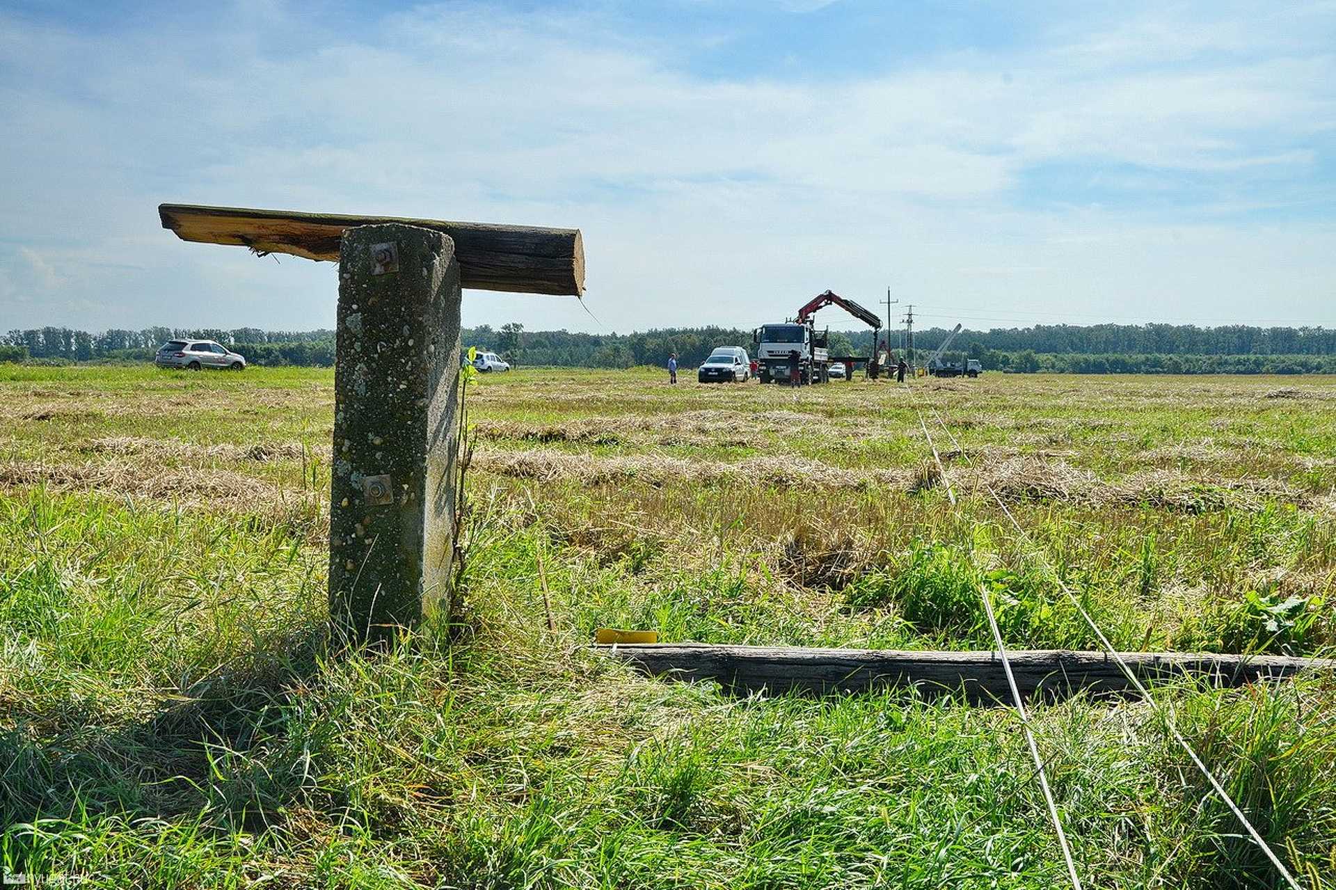 Öt villanyoszlop dőlt ki a viharban Narda mellett