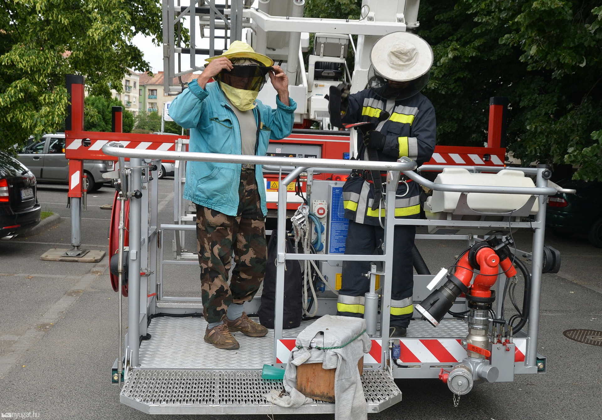 Méhrajt fogtak be tűzoltók segítségével a szombathelyi rendelőintézetnél