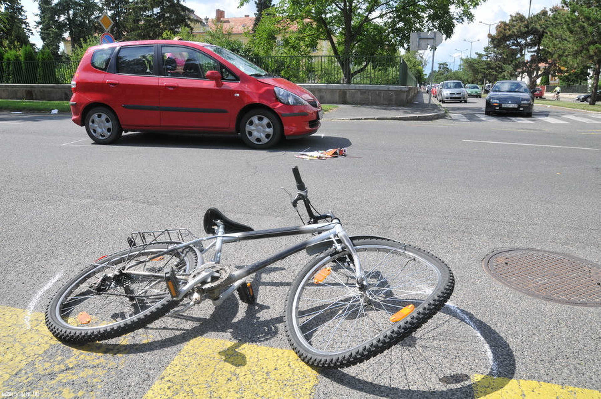 Rövidíteni akart a kerékpáros, megsérült