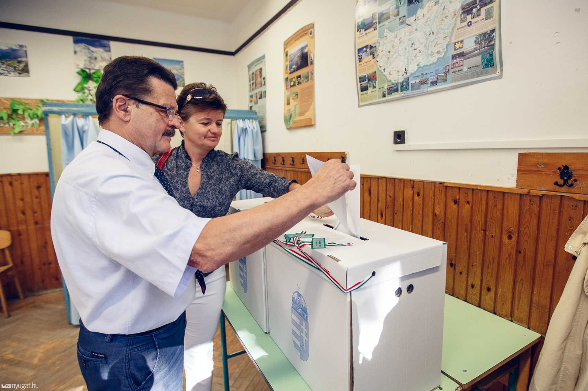 Dr. Kecskés László képviselőjelölt szavaz