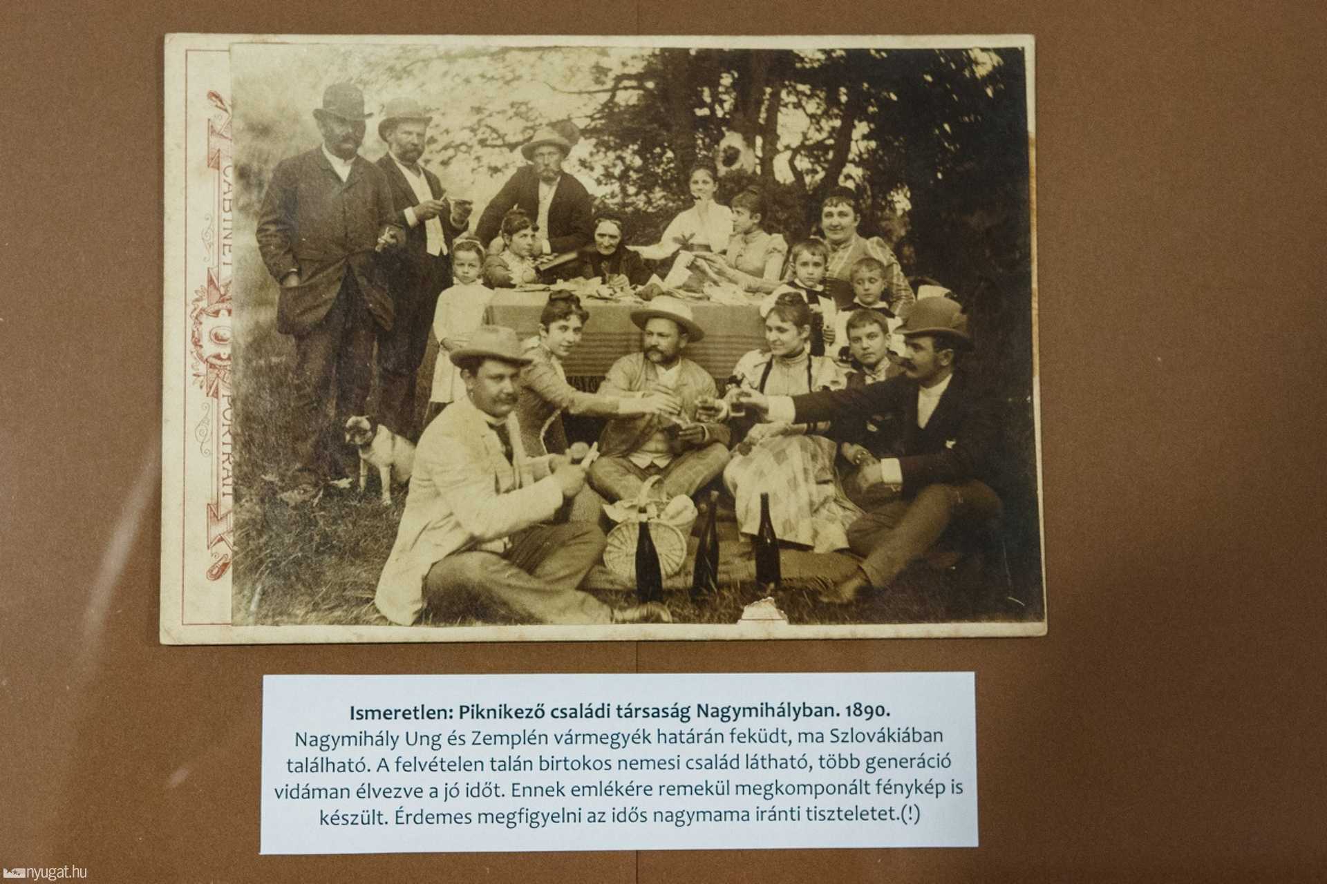 Megőrzött pillanatok kiállítás a könyvtárban