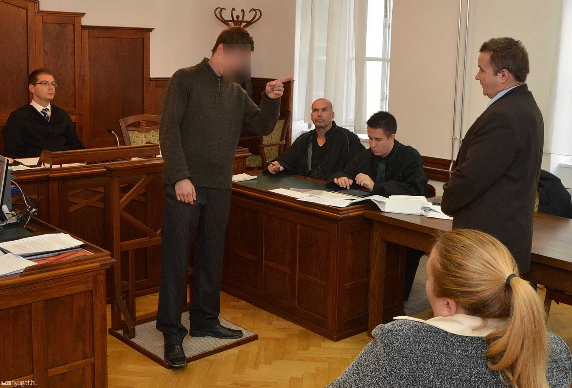 G. Zsolt bal kézzel nyomatékosít