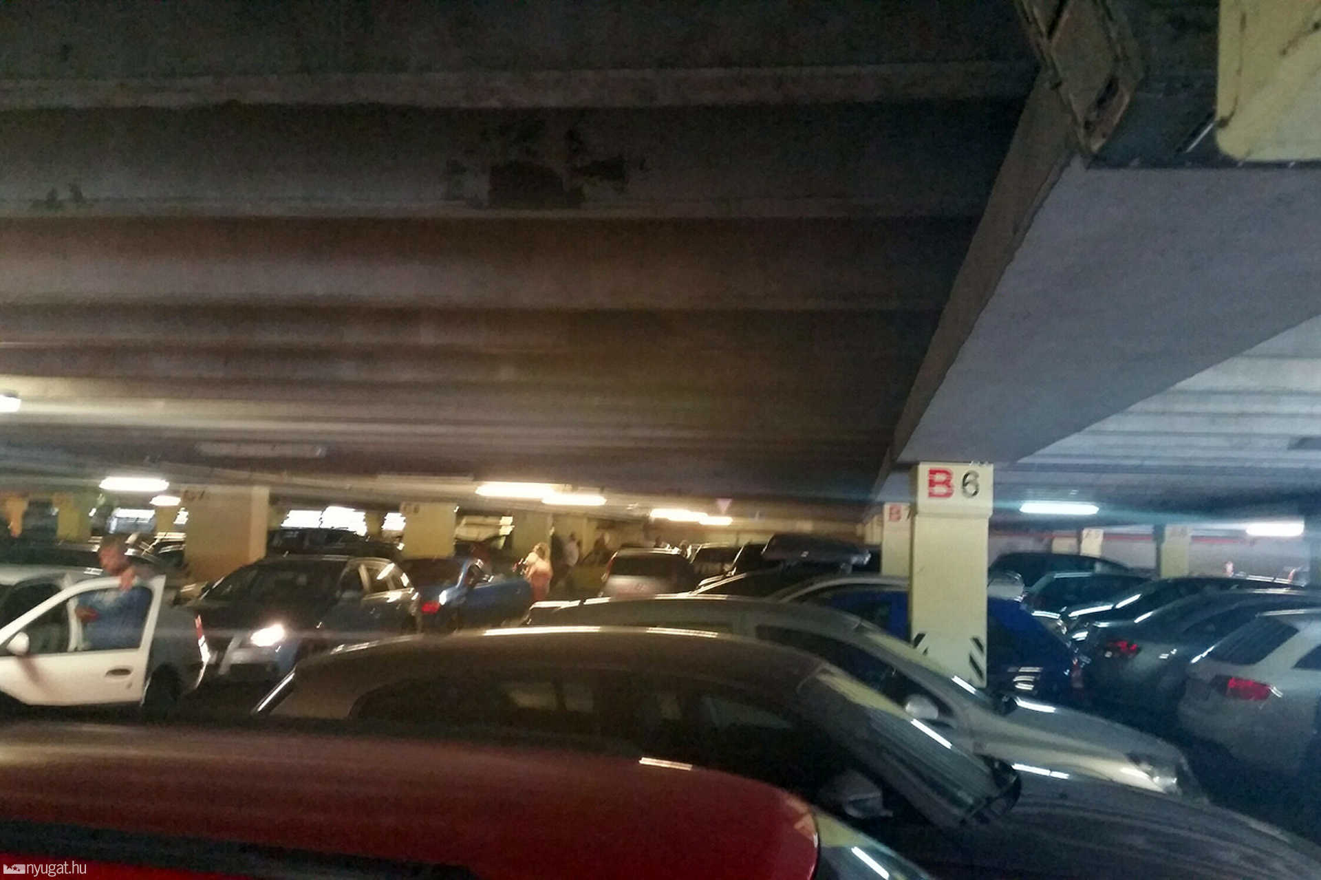 Megtelt autókkal a pláza mélygarázsa