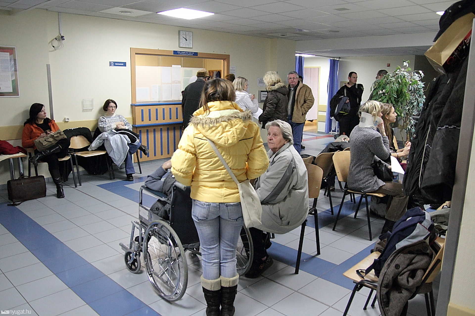 Negyvenöten sérültek két busz karamboljában Sopronban