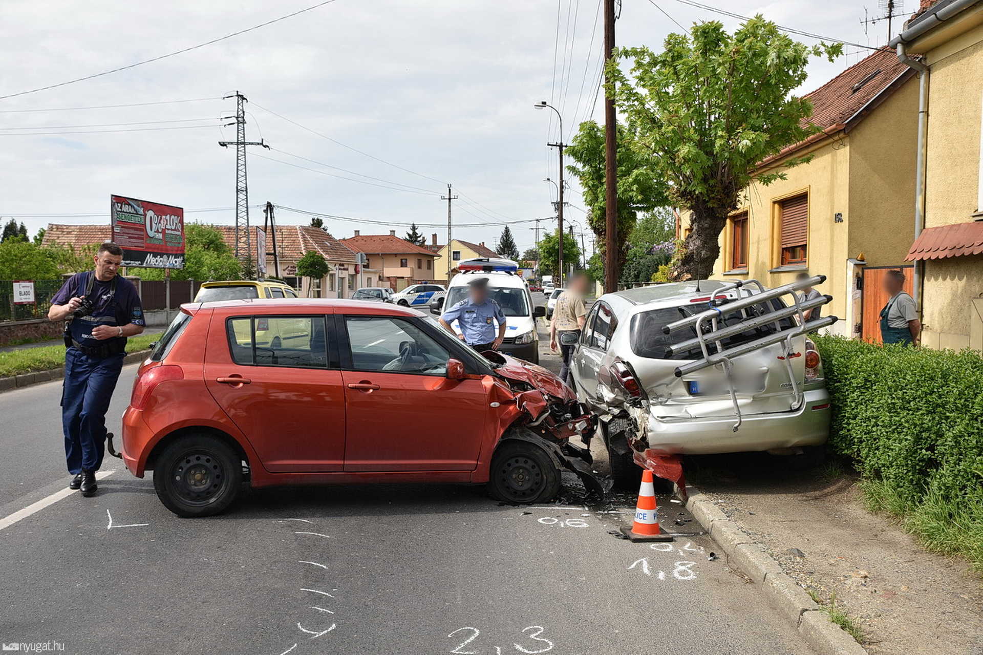 Darazsat kergetett, balesetet okozott a sofőr Szombathelyen