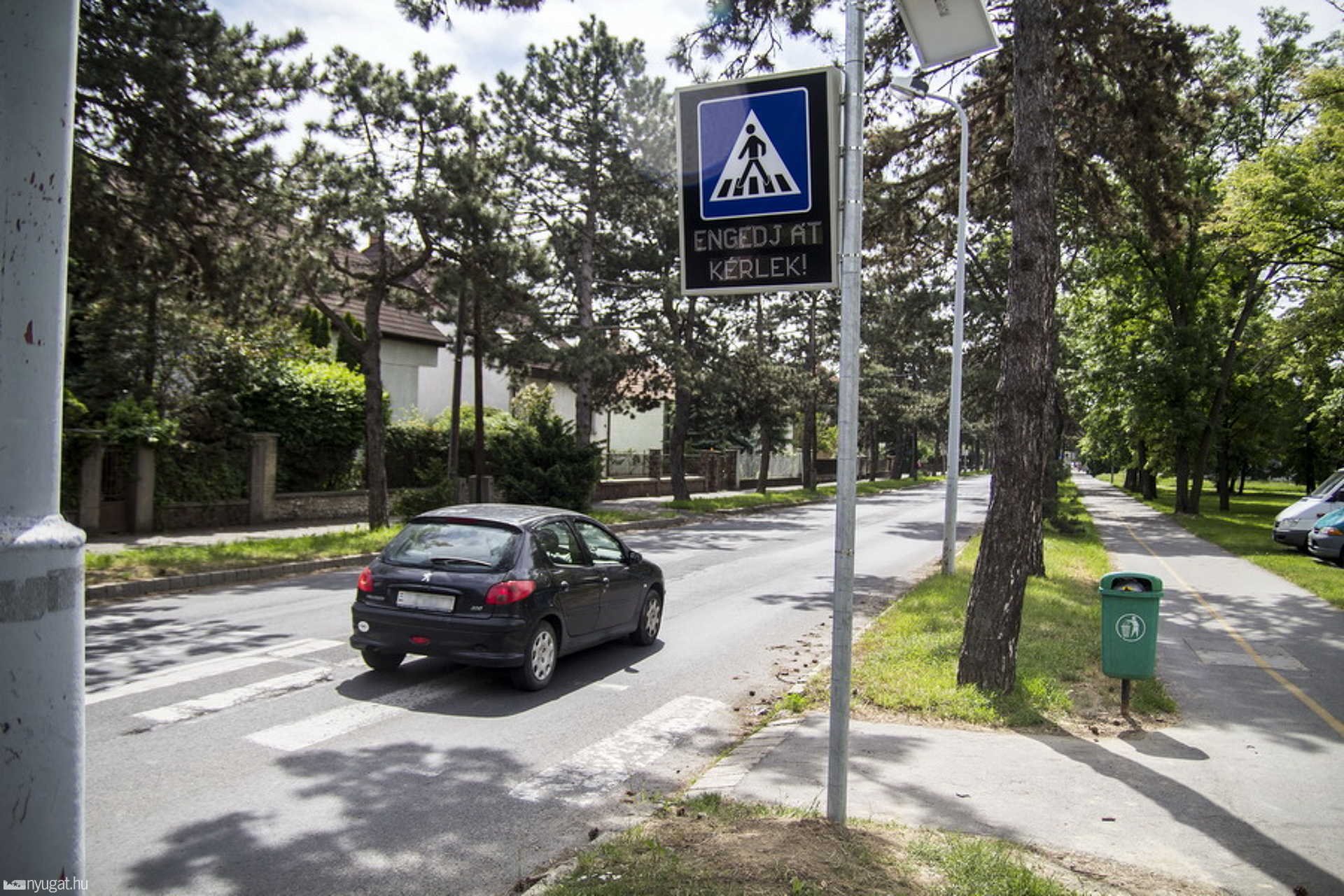 Engedj át kérlek! tábla a zebránál - Paragvári és Váci Mihály utca sarka