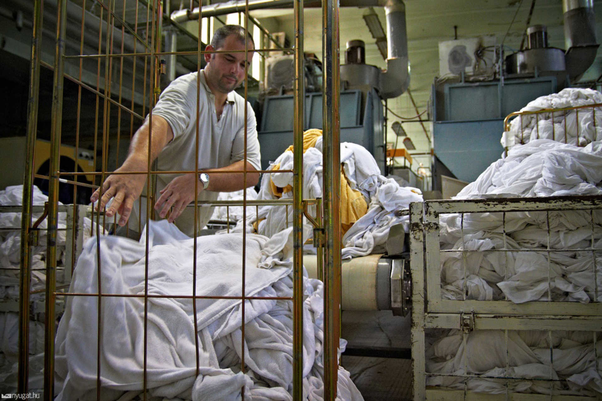 A szárítógépből kijövő textileket szétválogatják vasalás előtt