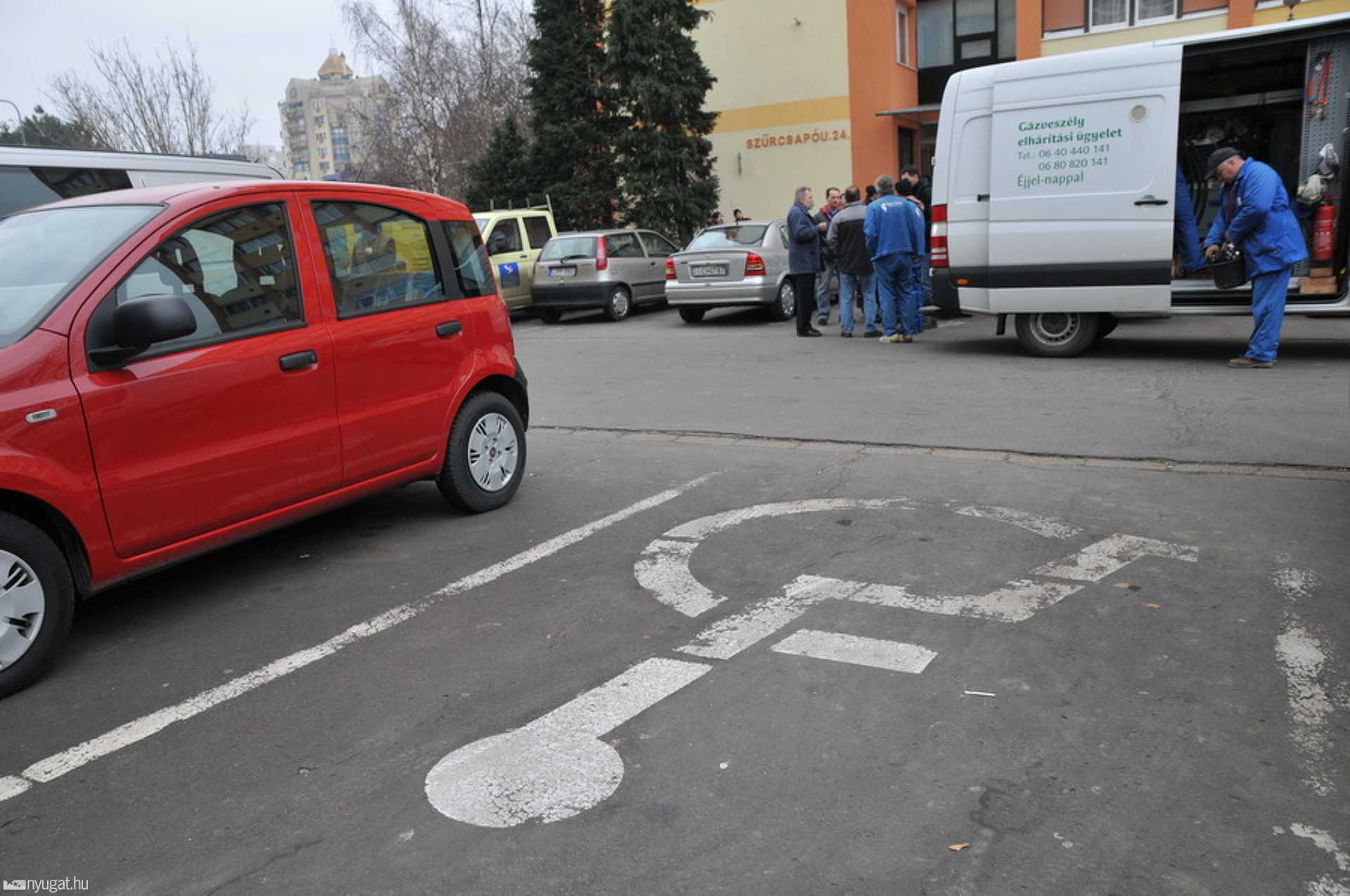 Megkezdődtek a munkák a gázszivárgás után kiköltöztetett szombathelyi háztömbben