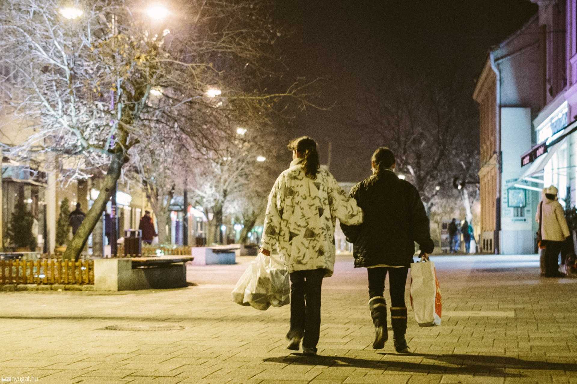 Ételosztás a Megyebál előtt