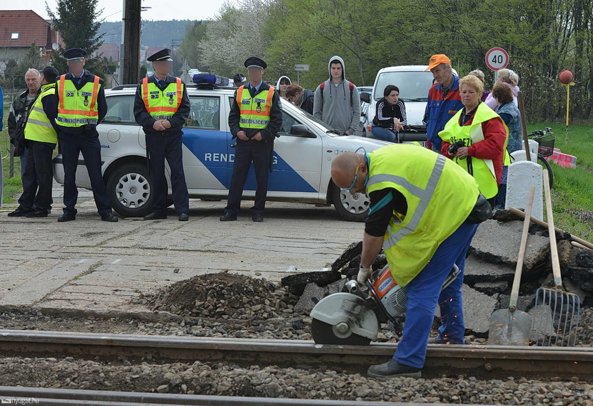 Tiltakozás a vasúti átjárónál a lezárás miatt Kőszegfalvánál