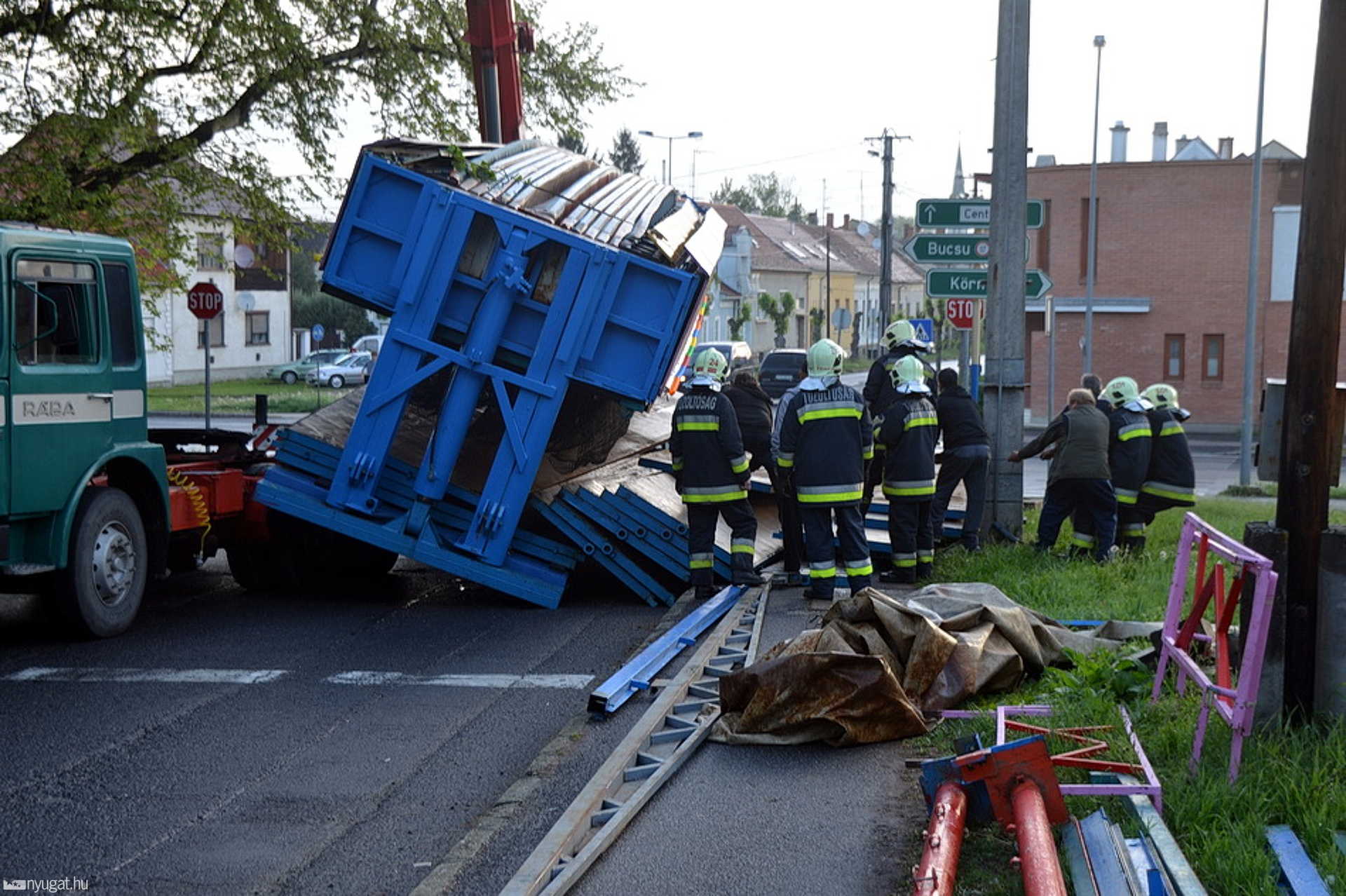 Dodzsemszállító kamion balesete Szombathelyen