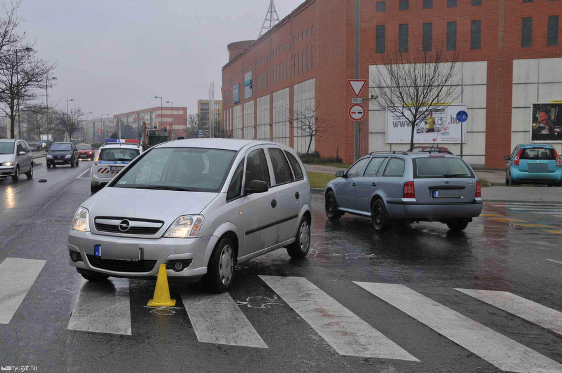Gyalogosgázolás karácsony előtt a Savaria Plázánál